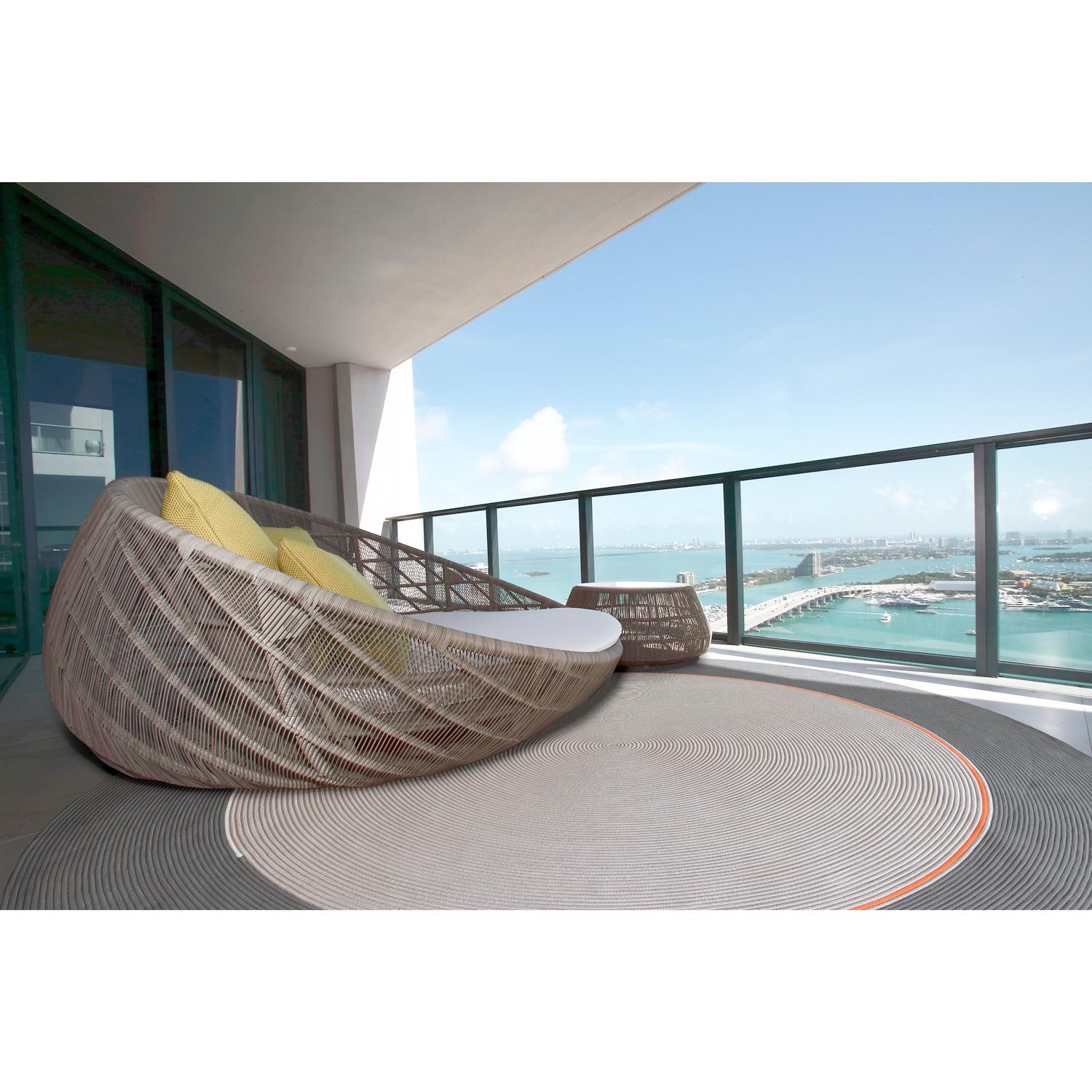 G.T.DESIGN, brand pioniere del tappeto contemporaneo, allarga ancora di più gli orizzonti dell’arredo outdoor con Hula Hoop, una collezione di tappeti contemporanei della fondatrice e Direttrice Creativa del brand, Deanna Comellini, ispirata ai