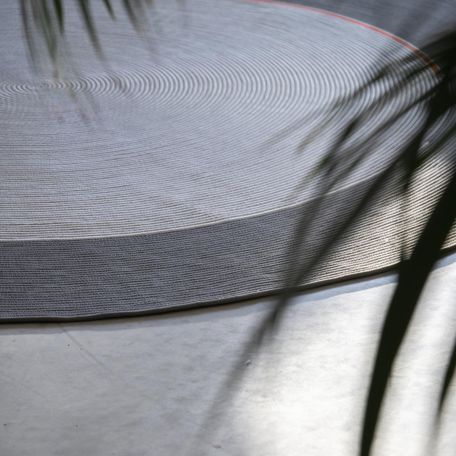 Other Tappeto Design Moderno Rotondo Indoor Outdoor Grigio by Deanna Comellini Ø200 cm For Sale