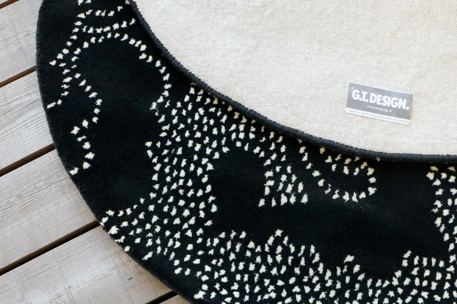 XXI secolo e contemporaneo Tappeto Design Rotondo Bianco e Nero in Lana di Deanna Comellini In Stock 110cm in vendita