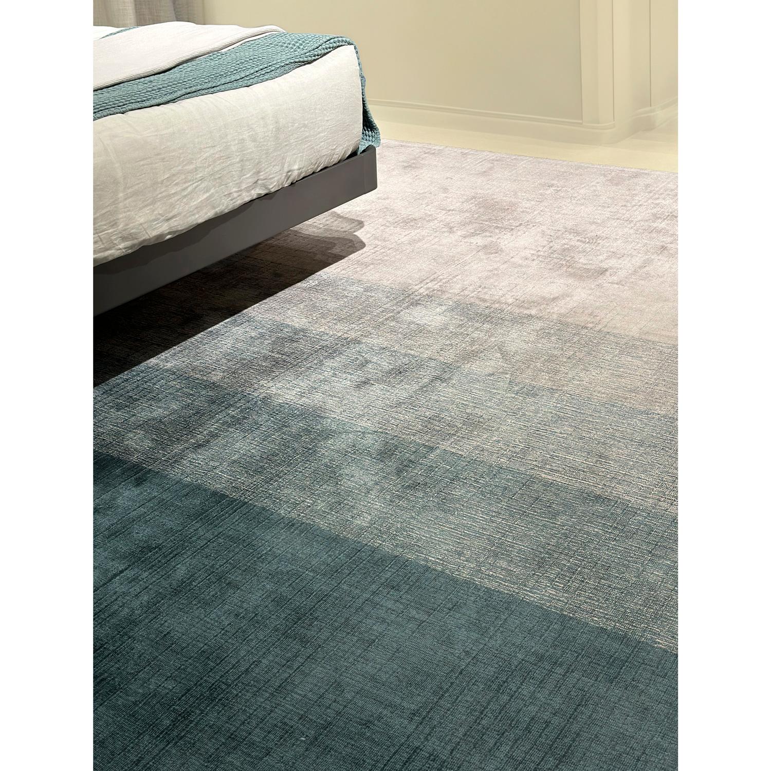 Indian Tappeto design viscosa eco sfumato acque grigio by Deanna Comellini 250x350cm For Sale