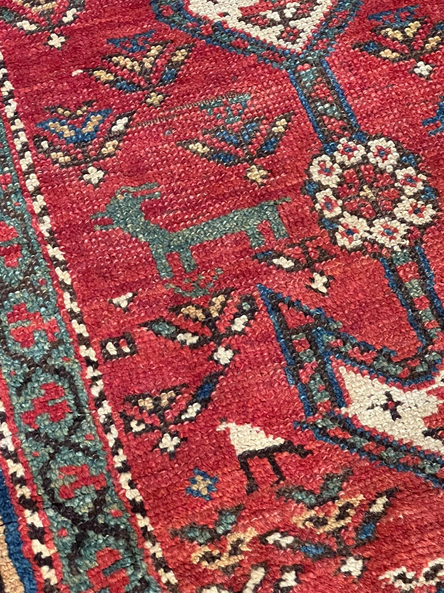 Schahsavan-Stammesmanufaktur-Teppich mit rotem Hintergrund und zoomorphen Motiven im Angebot 2