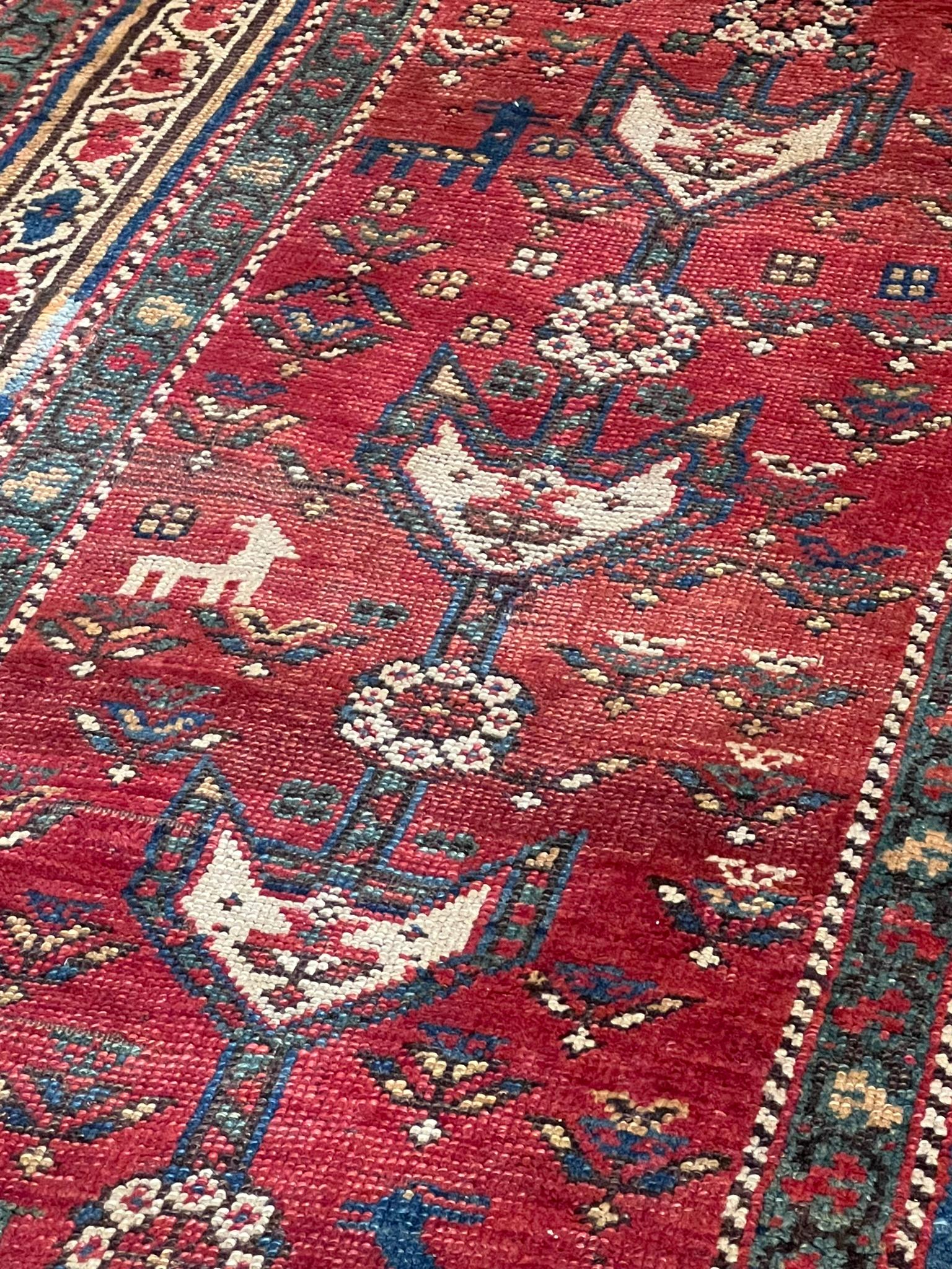 Alfombra de fabricación tribal Shahsavan con fondo rojo y motivos zoomorfos en venta 3