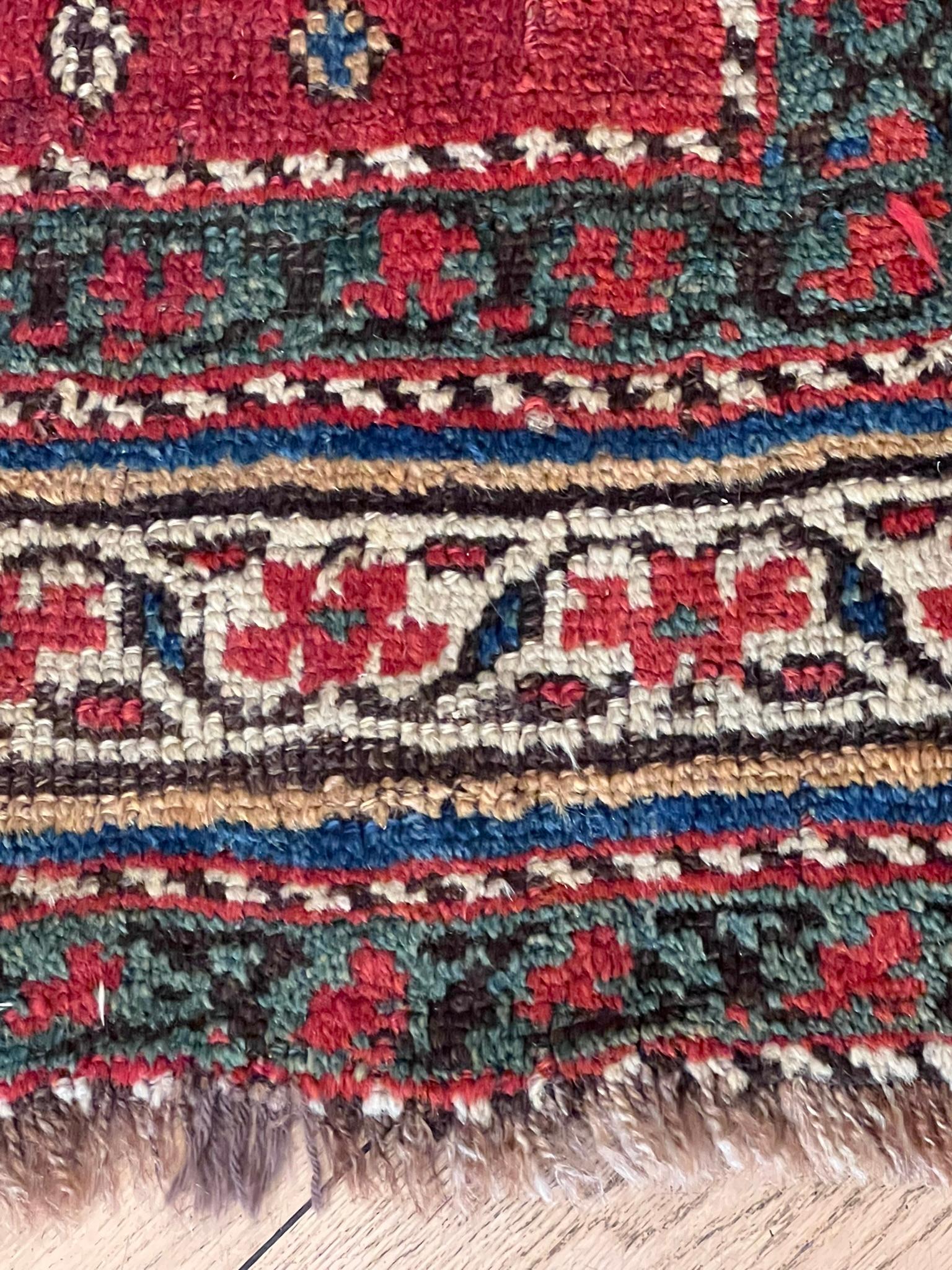 Schahsavan-Stammesmanufaktur-Teppich mit rotem Hintergrund und zoomorphen Motiven im Angebot 4