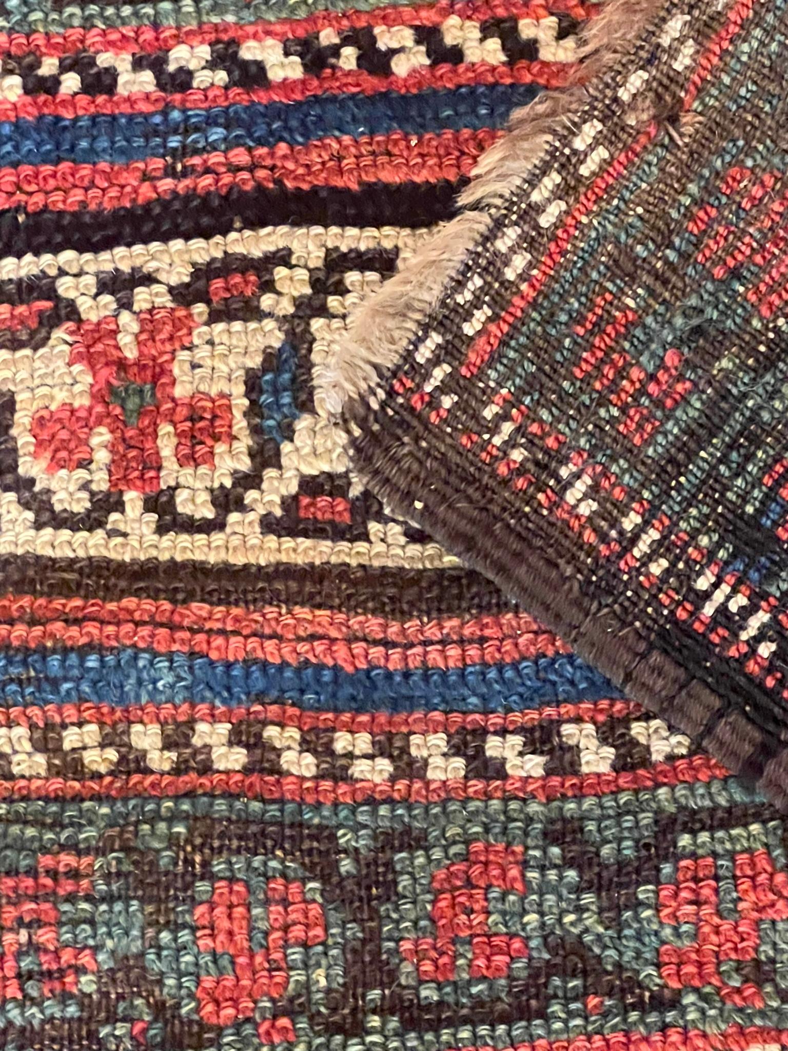 Schahsavan-Stammesmanufaktur-Teppich mit rotem Hintergrund und zoomorphen Motiven im Angebot 5