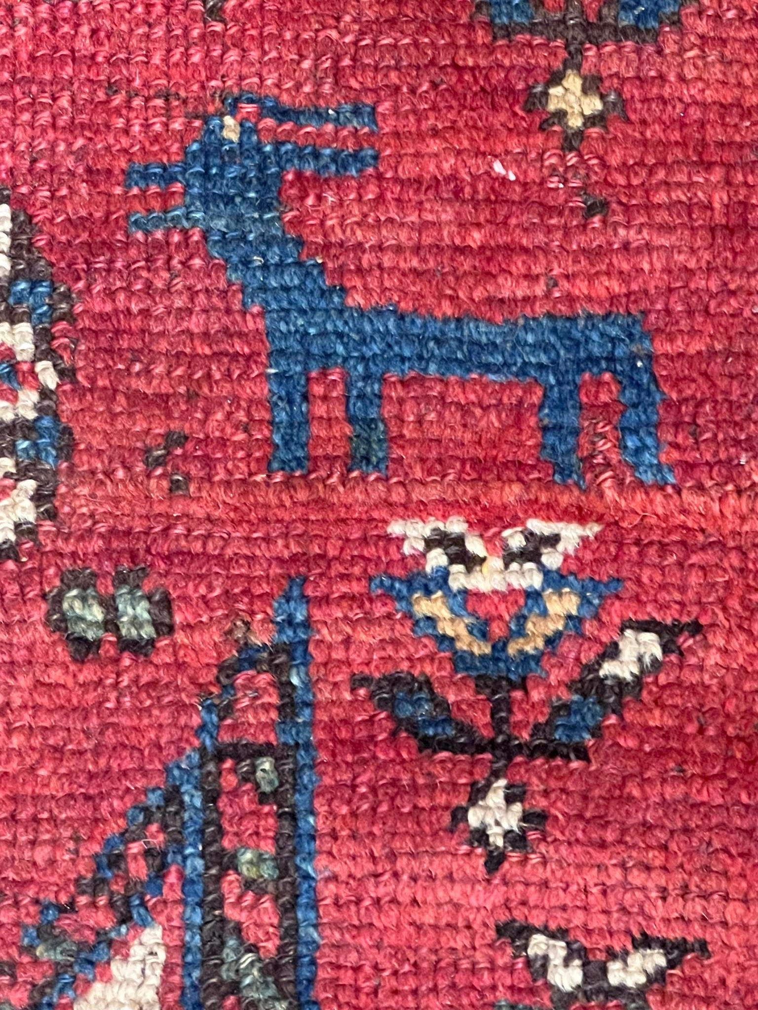 Schahsavan-Stammesmanufaktur-Teppich mit rotem Hintergrund und zoomorphen Motiven im Angebot 7