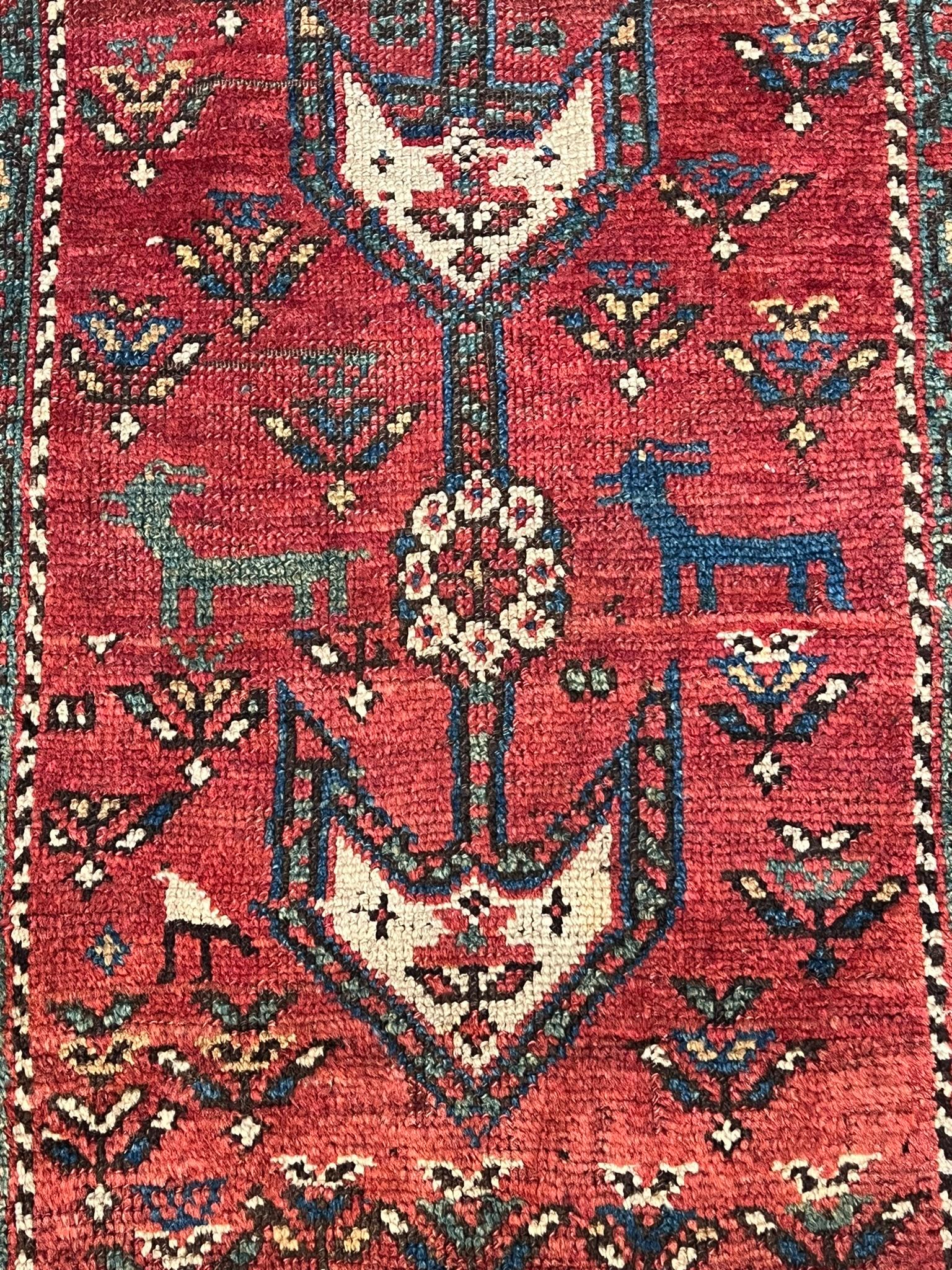 Schahsavan-Stammesmanufaktur-Teppich mit rotem Hintergrund und zoomorphen Motiven (Handgeknüpft) im Angebot
