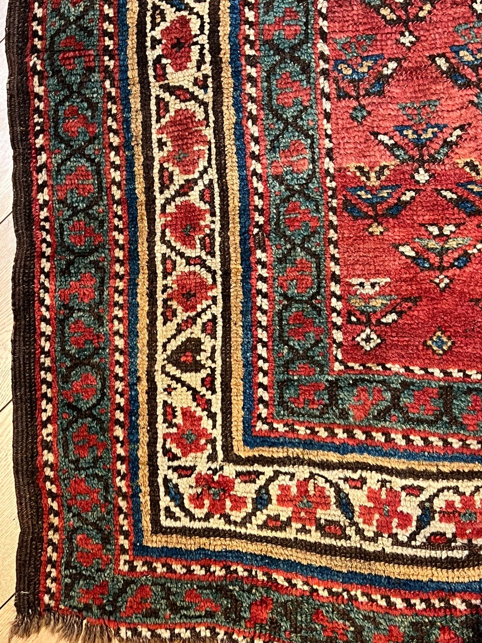 Schahsavan-Stammesmanufaktur-Teppich mit rotem Hintergrund und zoomorphen Motiven im Zustand „Starke Gebrauchsspuren“ im Angebot in Firenze, IT