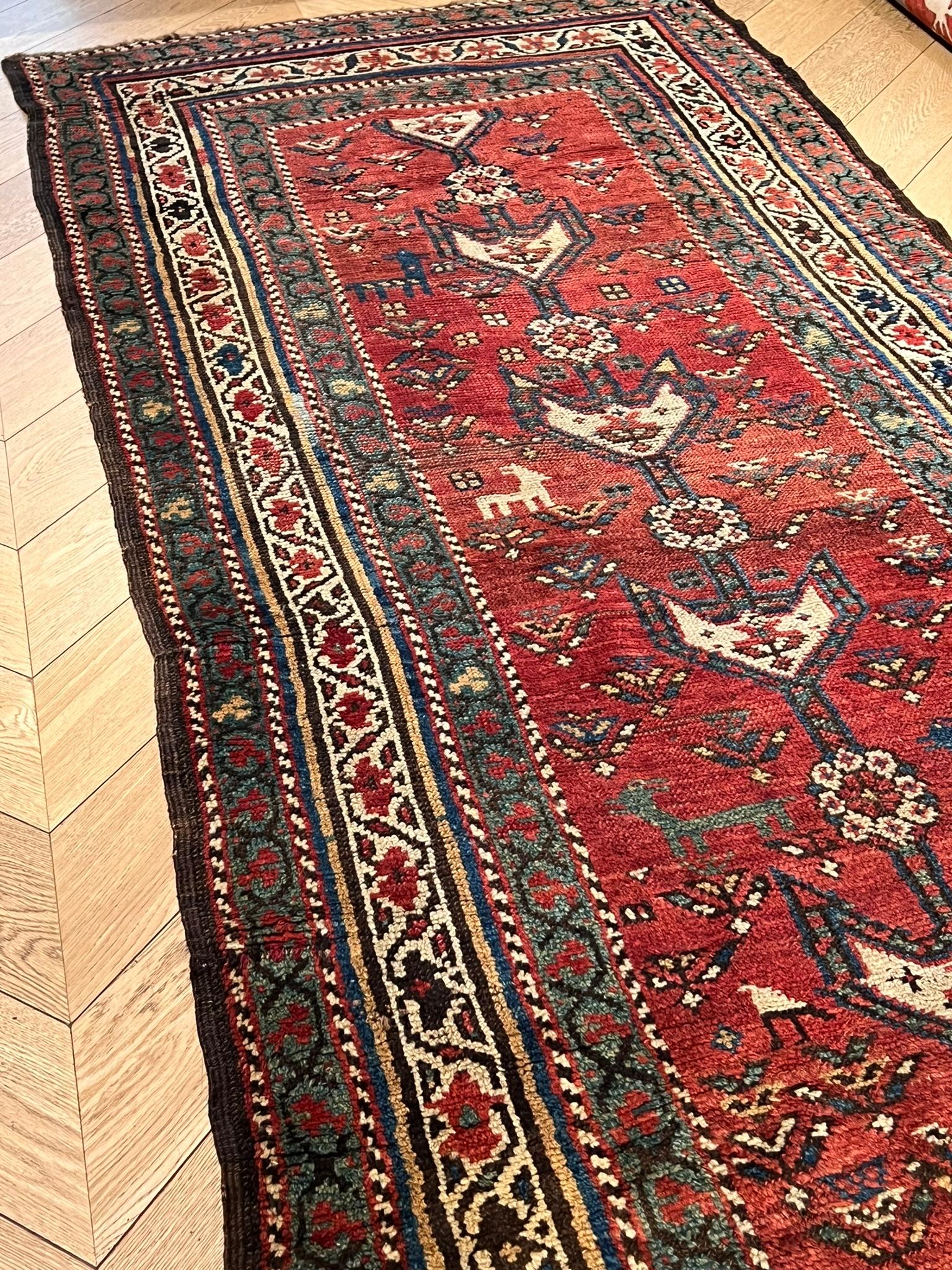Schahsavan-Stammesmanufaktur-Teppich mit rotem Hintergrund und zoomorphen Motiven (Wolle) im Angebot