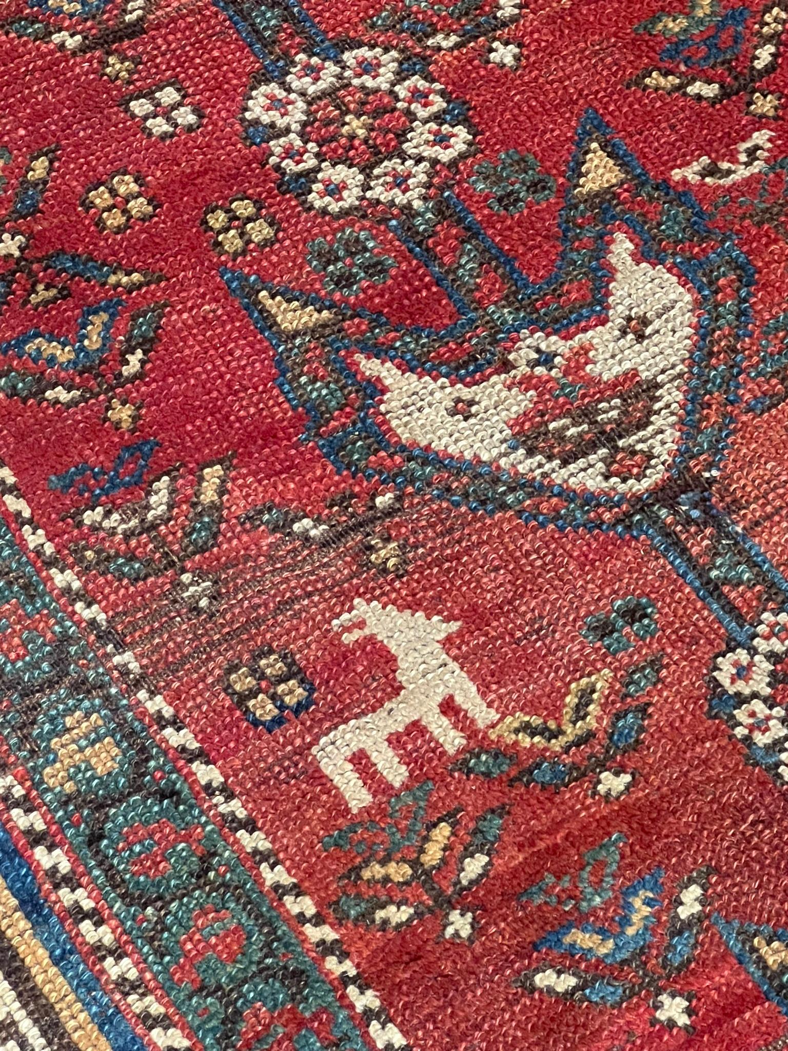Schahsavan-Stammesmanufaktur-Teppich mit rotem Hintergrund und zoomorphen Motiven im Angebot 1