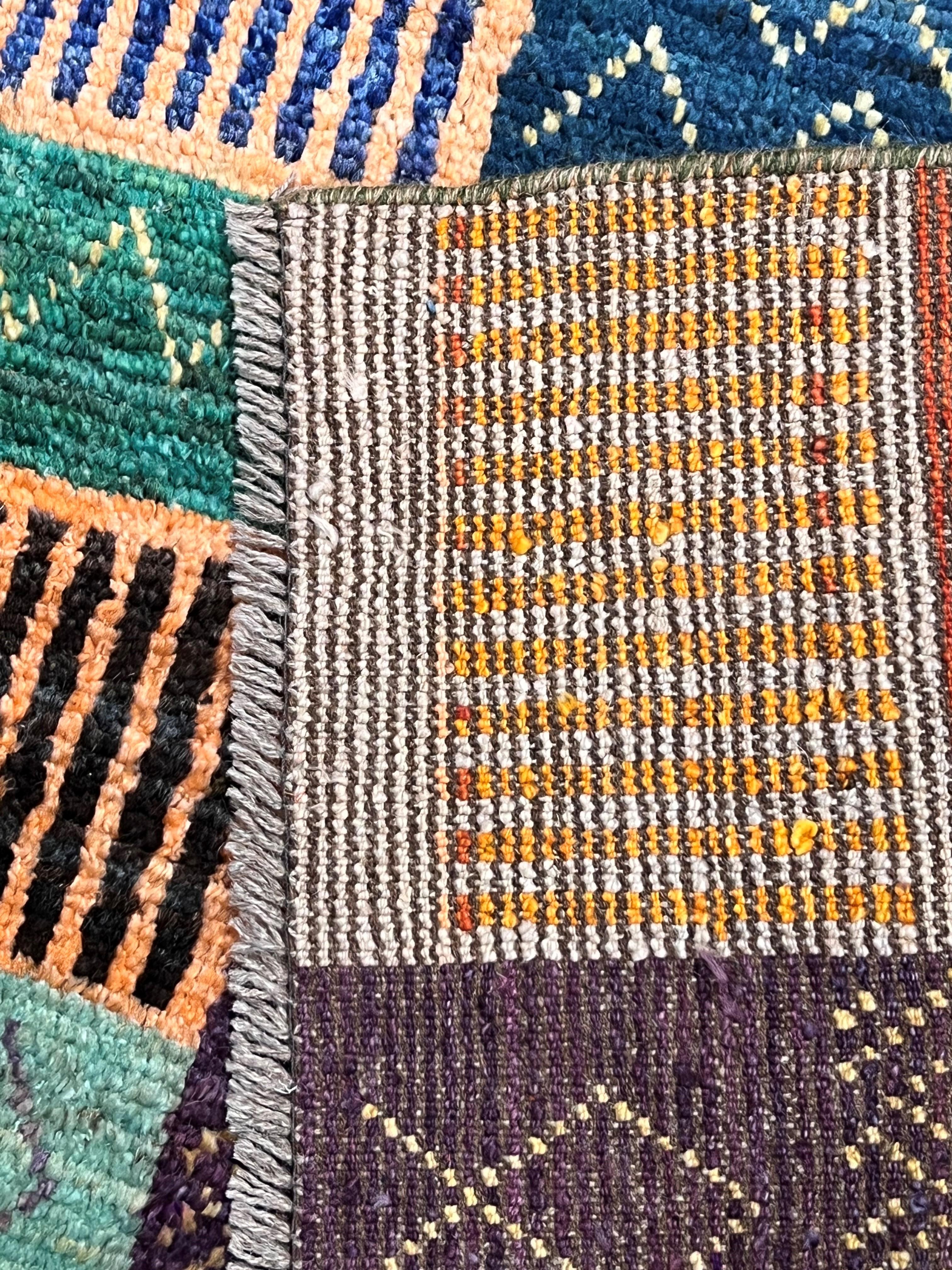 
I tappeti Taimany vengono realizzati nella provincia di Herat, in Afghanistan. Questa produzione viene completamente gestita da donne afgane, che scelgono le lane, i disegni i colori per produrre questi meravigliosi tappeti, caratterizzati da una