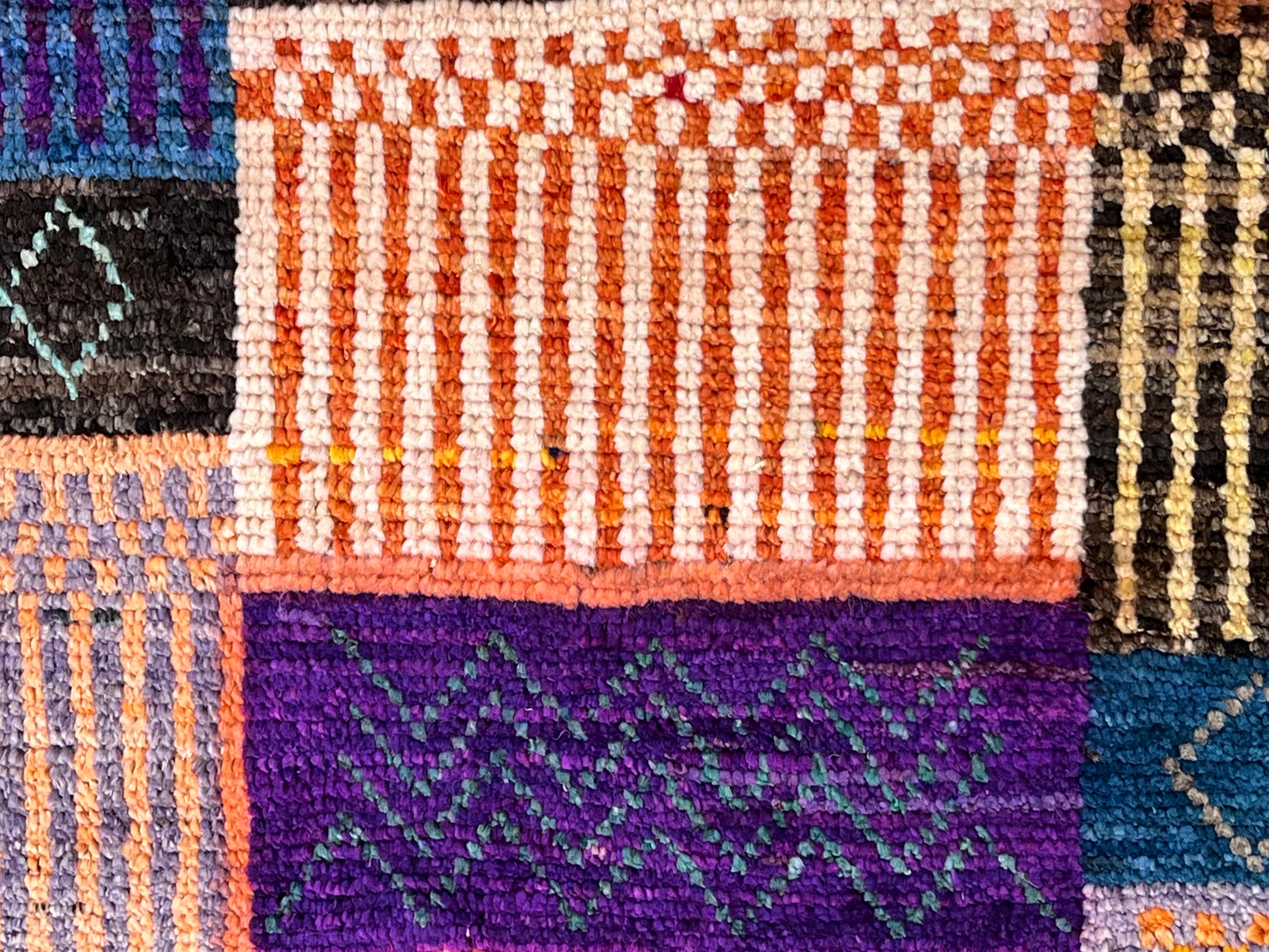 Hand-Knotted Tappeto di villaggio con colori vivaci e disegno naïf For Sale