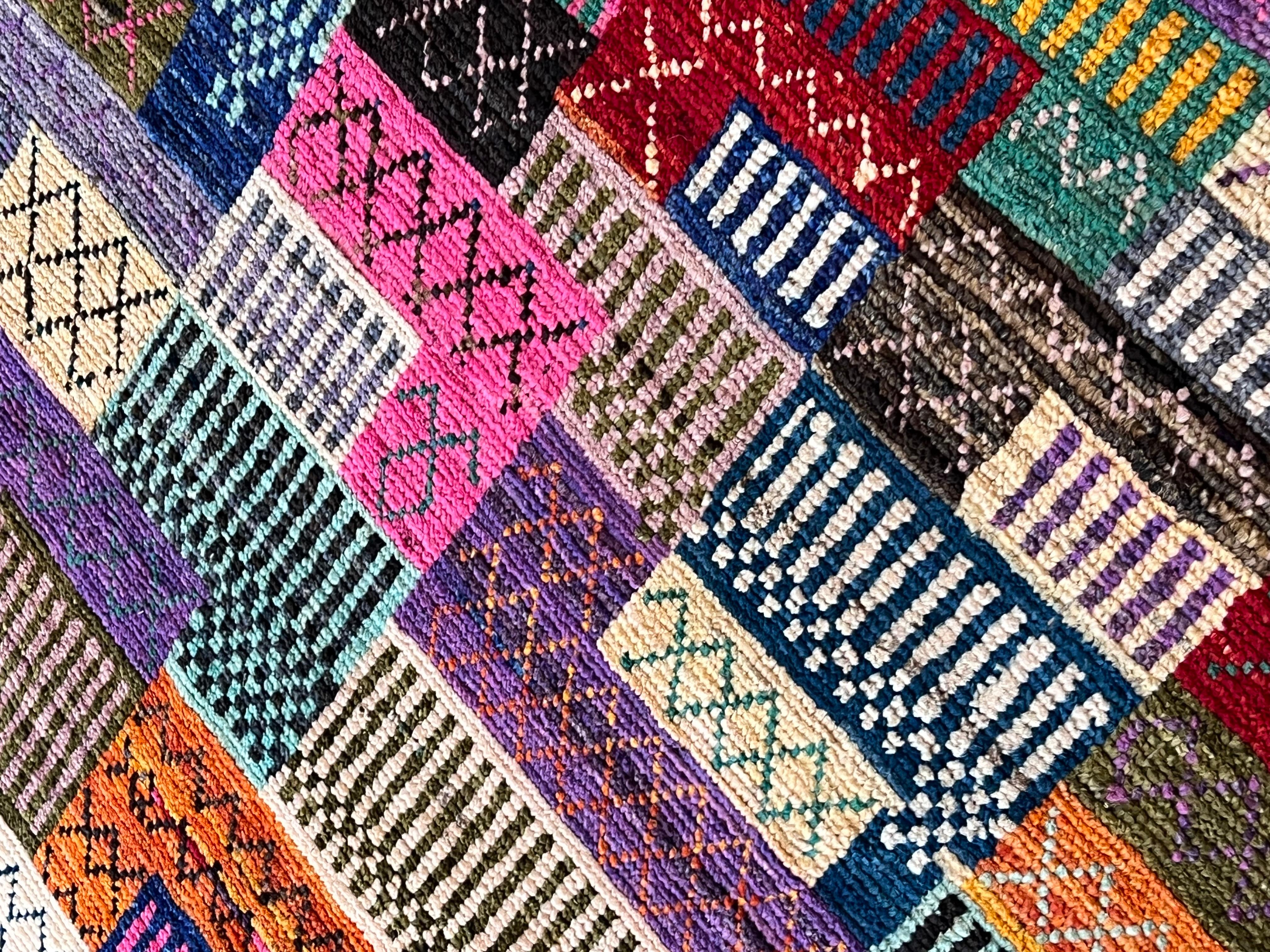 Wool Tappeto di villaggio con colori vivaci e disegno naïf For Sale