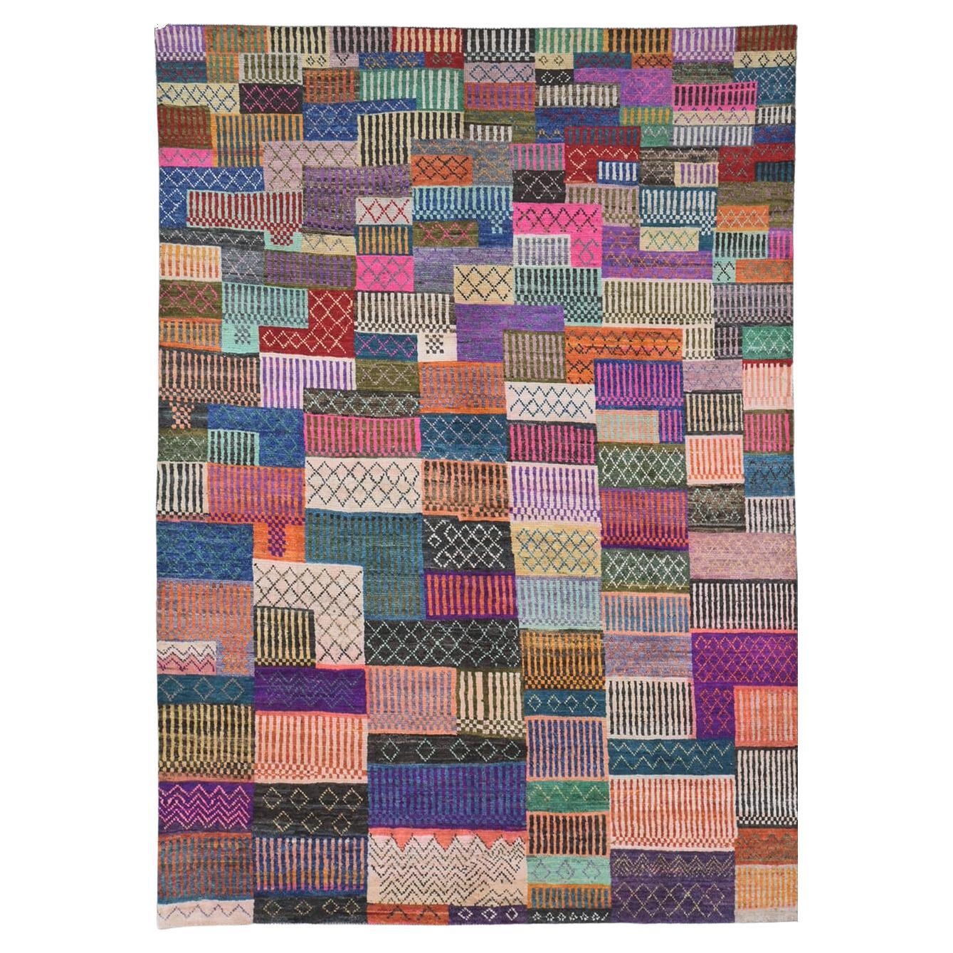 Tappeto di villaggio con colori vivaci e disegno naïf For Sale