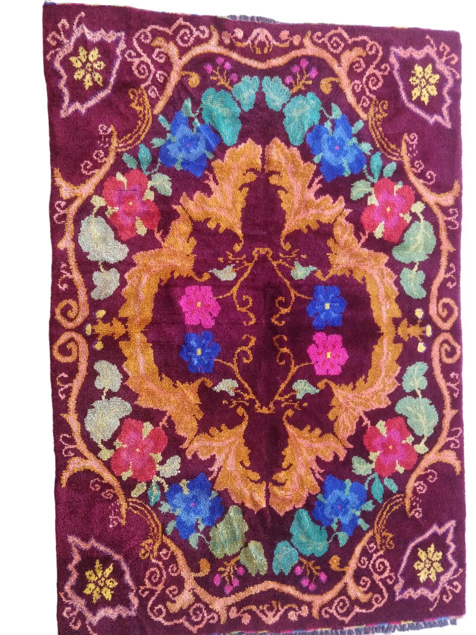 Il design del tappeto riflette l'estetica degli anni '60, un'epoca caratterizzata da un rinnovato interesse per i motivi naturali e floreali, ma reinterpretati con un tocco moderno e artistico. La qualità dei materiali utilizzati e la cura nei
