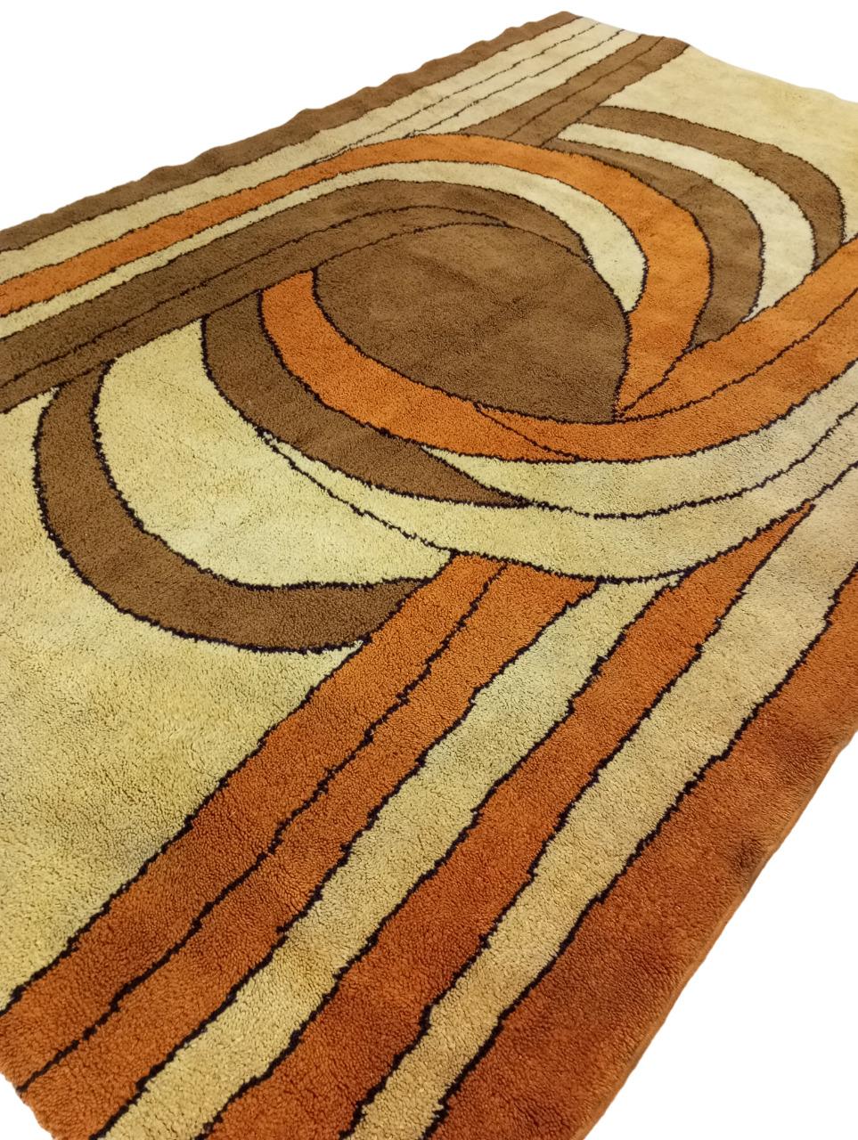 Europäischer moderner Designteppich 287 cm. x 186 cm. 1960er Jahre im Angebot 3