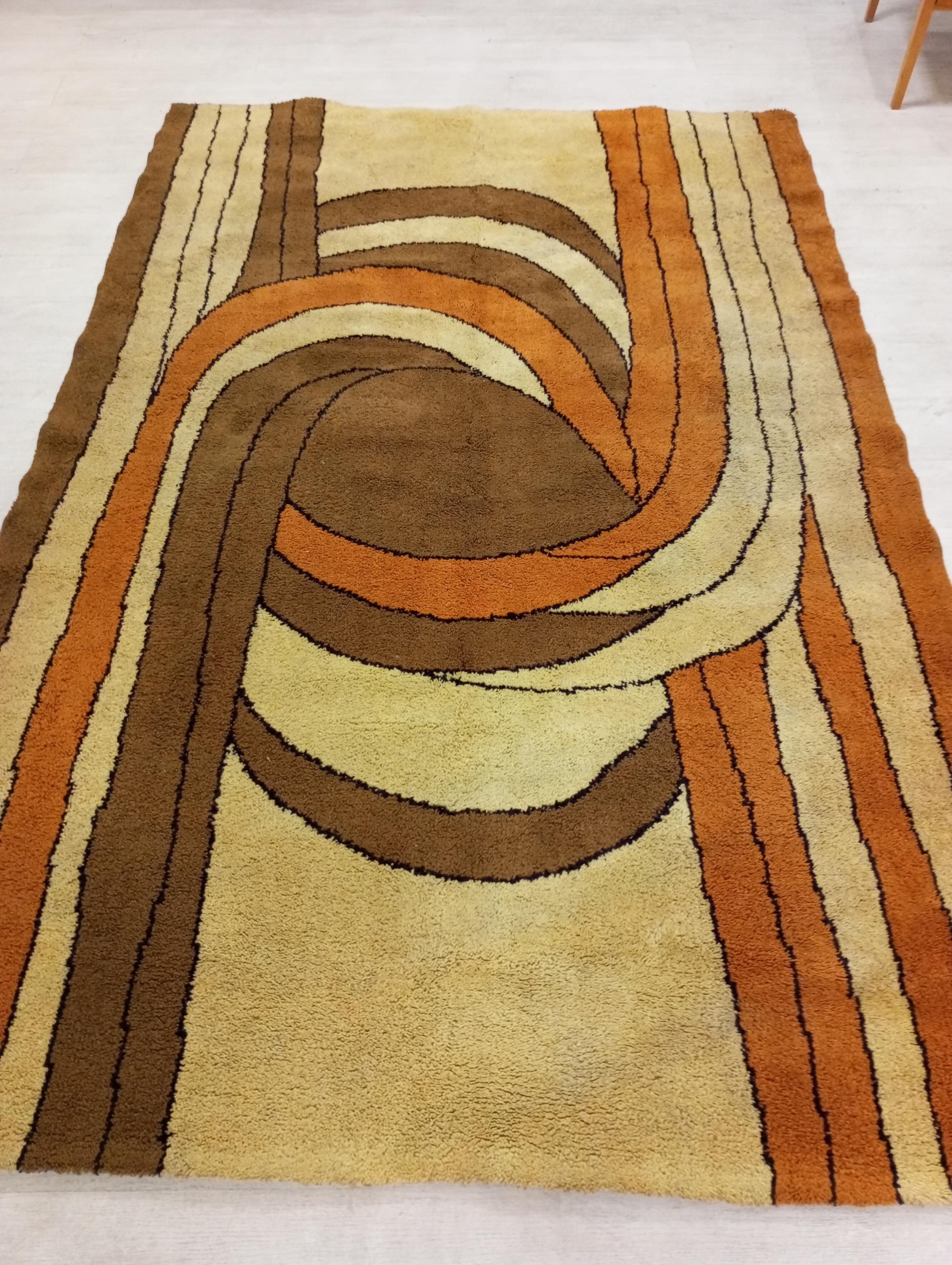 Moderner Designteppich mit den Maßen 287 cm x 186 cm.  die in den 1960er Jahren hergestellt wurden. Die Farbtöne gehen von Hellbeige zu Dunkelbraun über und haben eine elegante Wirkung; das Design besteht aus Linien, die sich in der Mitte