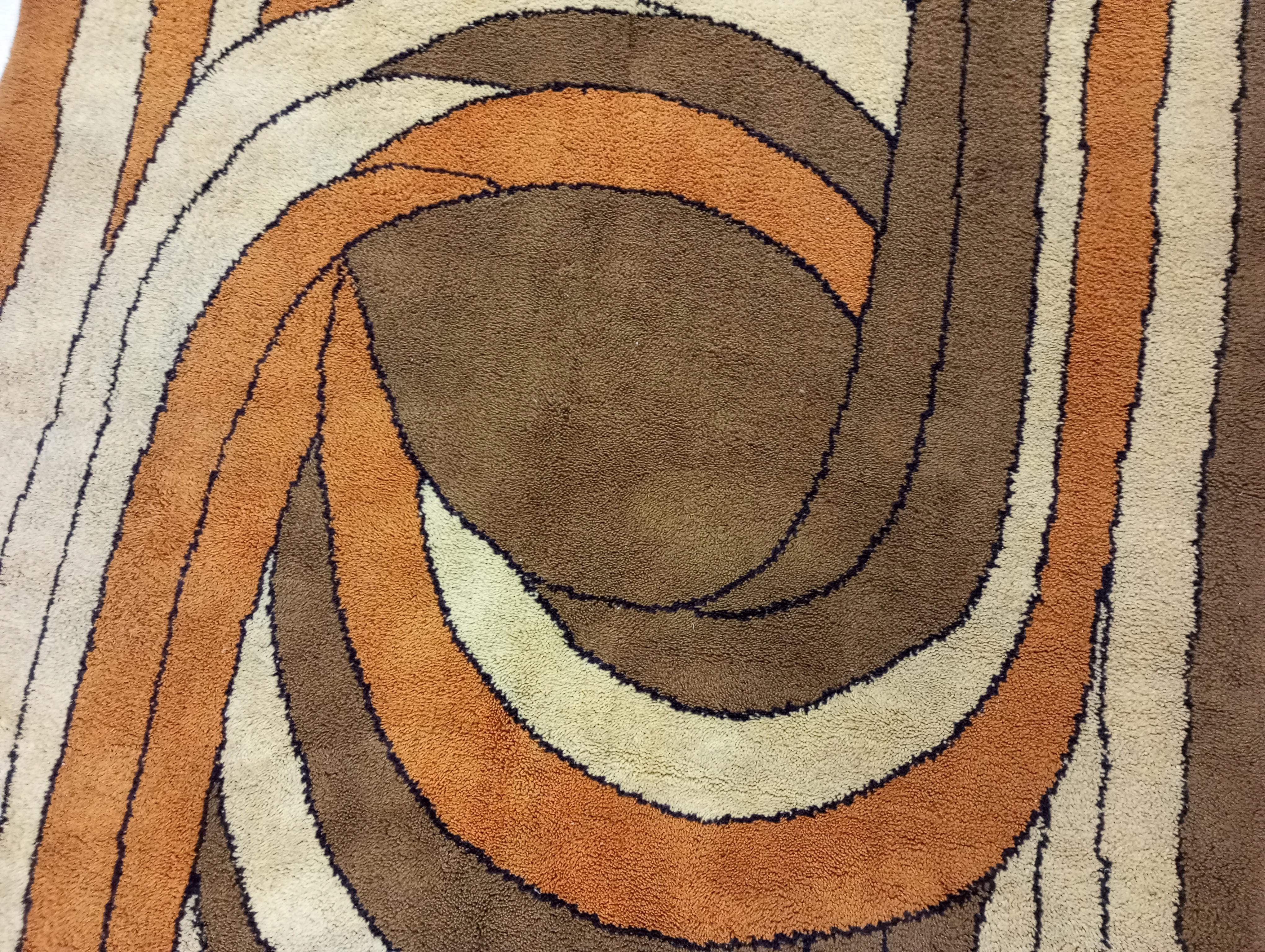Europäischer moderner Designteppich 287 cm. x 186 cm. 1960er Jahre im Angebot 1