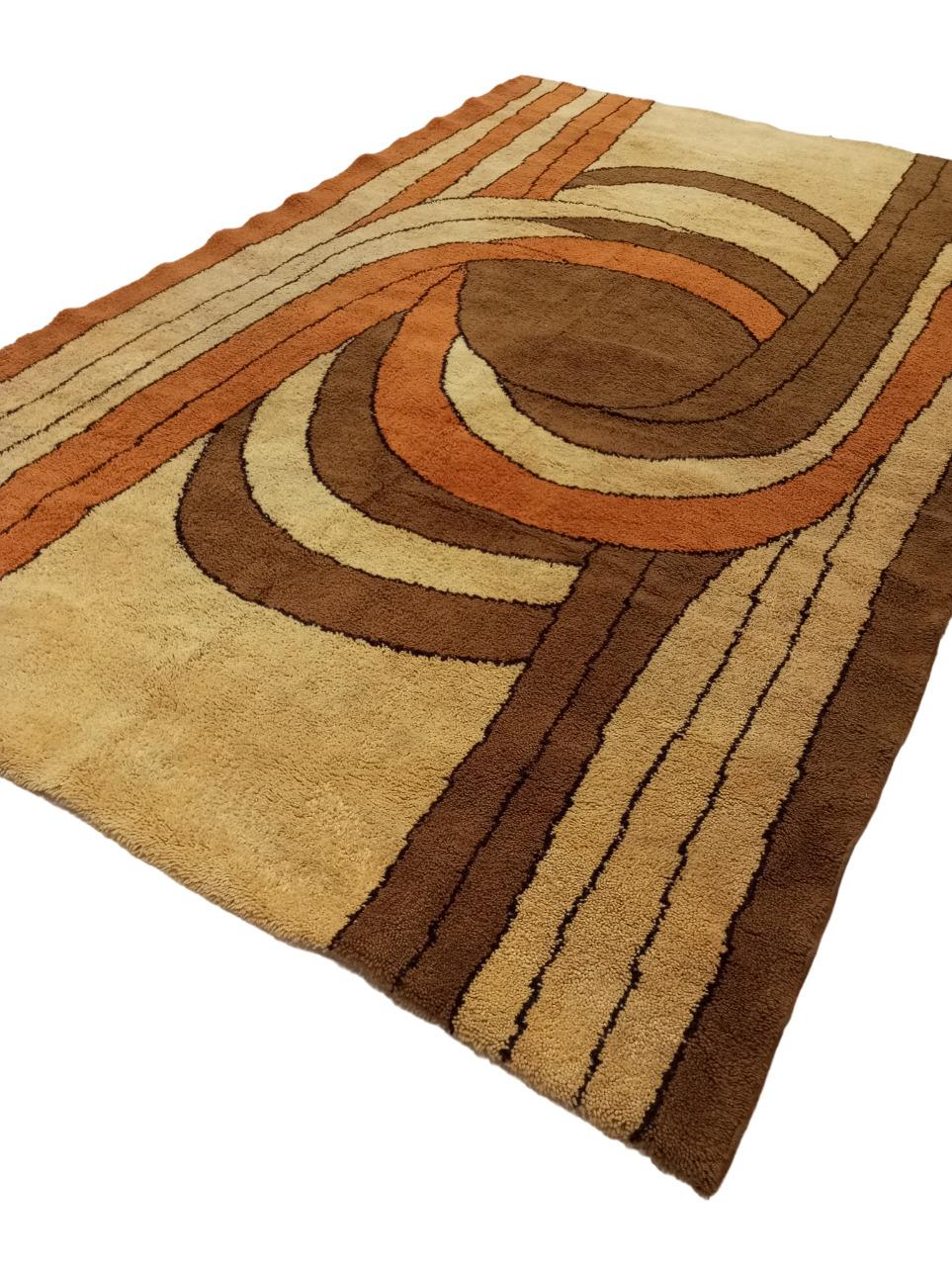 Europäischer moderner Designteppich 287 cm. x 186 cm. 1960er Jahre im Angebot 2