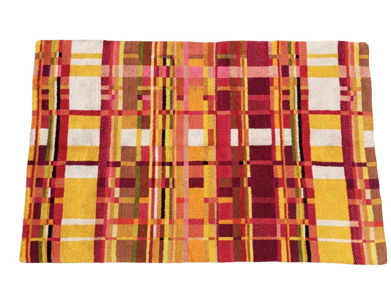 Dieser faszinierende handgefertigte deutsche Teppich aus den 1960er Jahren ist ein seltenes Beispiel für Textildesign, das von der Bauhaus-Bewegung und den außergewöhnlichen Werken von Künstlern wie Gunta Stölzl, Anni Albers und Benita Koch-Otte