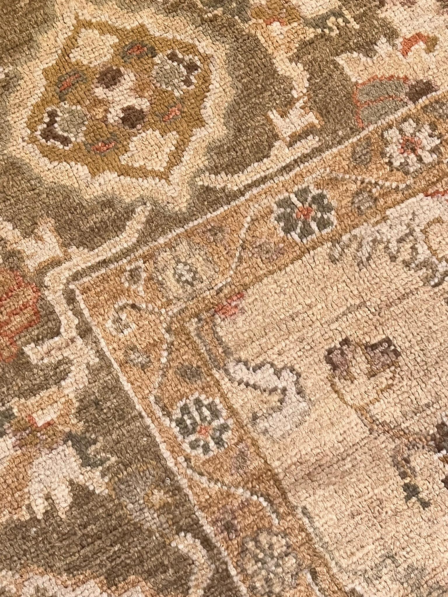 This is a new generation Turkish carpet. Hand-knotted with wool warp and weft, it re-proposes in technique and decoration the classic themes of ancient Oushak rugs, but renewed in the hues, which are now light and very warm. These new shades are