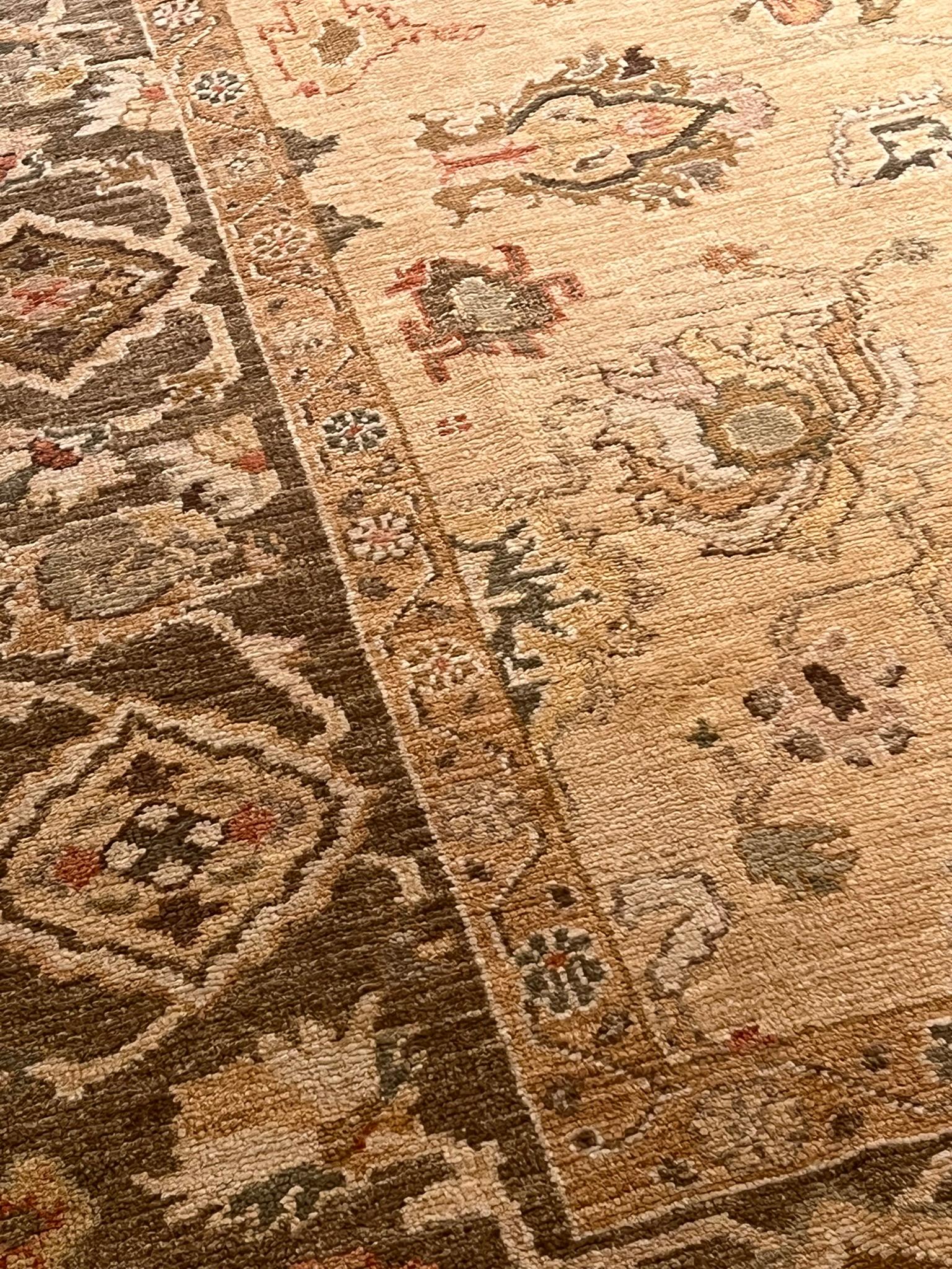 Tapis à fond clair avec bordure vert pourri Motif traditionnel sans médaillon en vente 1