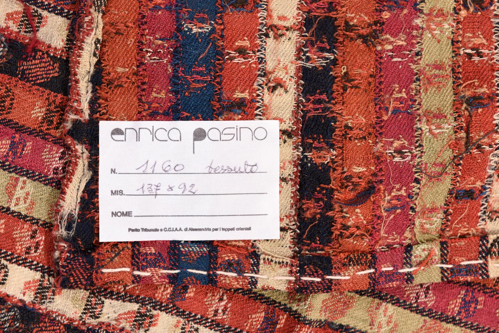 Pequeño tejido oriental antiguo, de finísima factura, para admirar colgado en una pared.
Es un poco delicada, dada su antigüedad y uso.  Pero me parece muy bonito . 

ref. nº 1160.