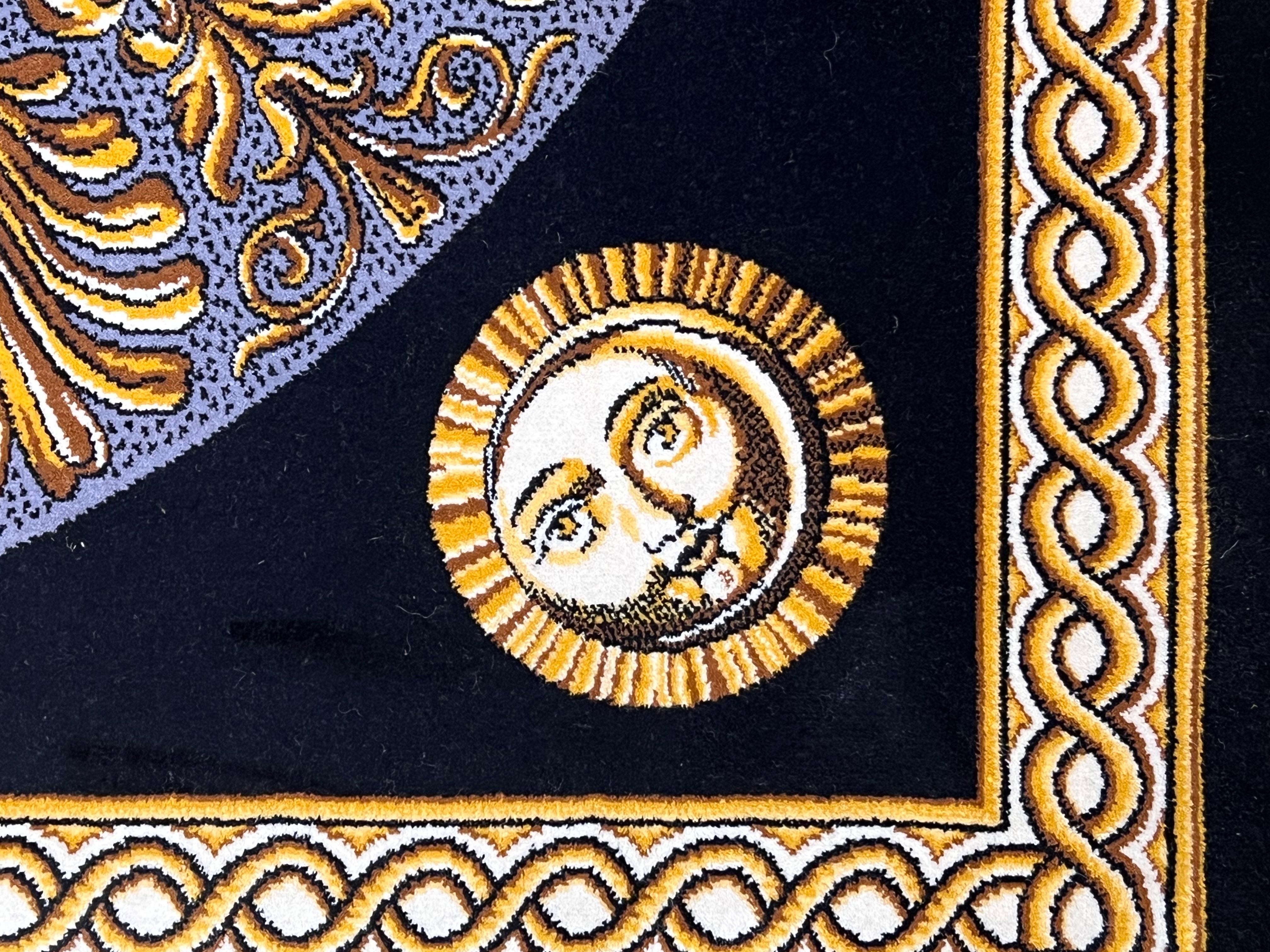 Firmato su due lati, questo tappeto Fornasetti è simbolo grafico, concesso in licenza a Louis de Poortere. Fornasetti, chiamato 