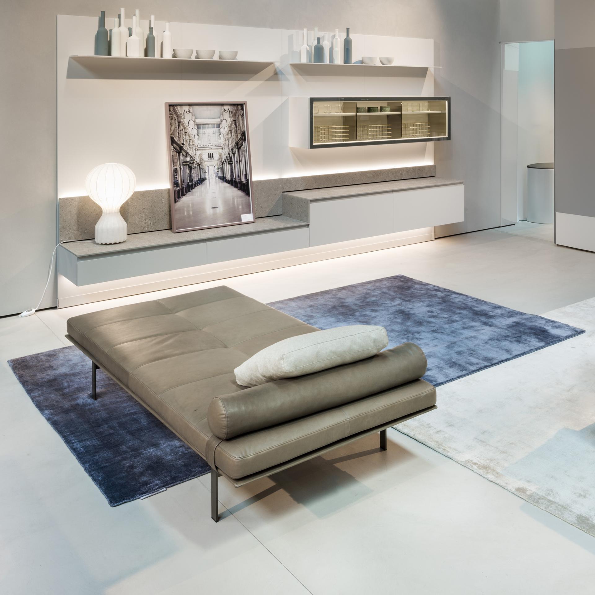 Moderno Tappeto Iconico In-Canto Blu Seta Design by Deanna Comellini In Stock 215x349cm in vendita