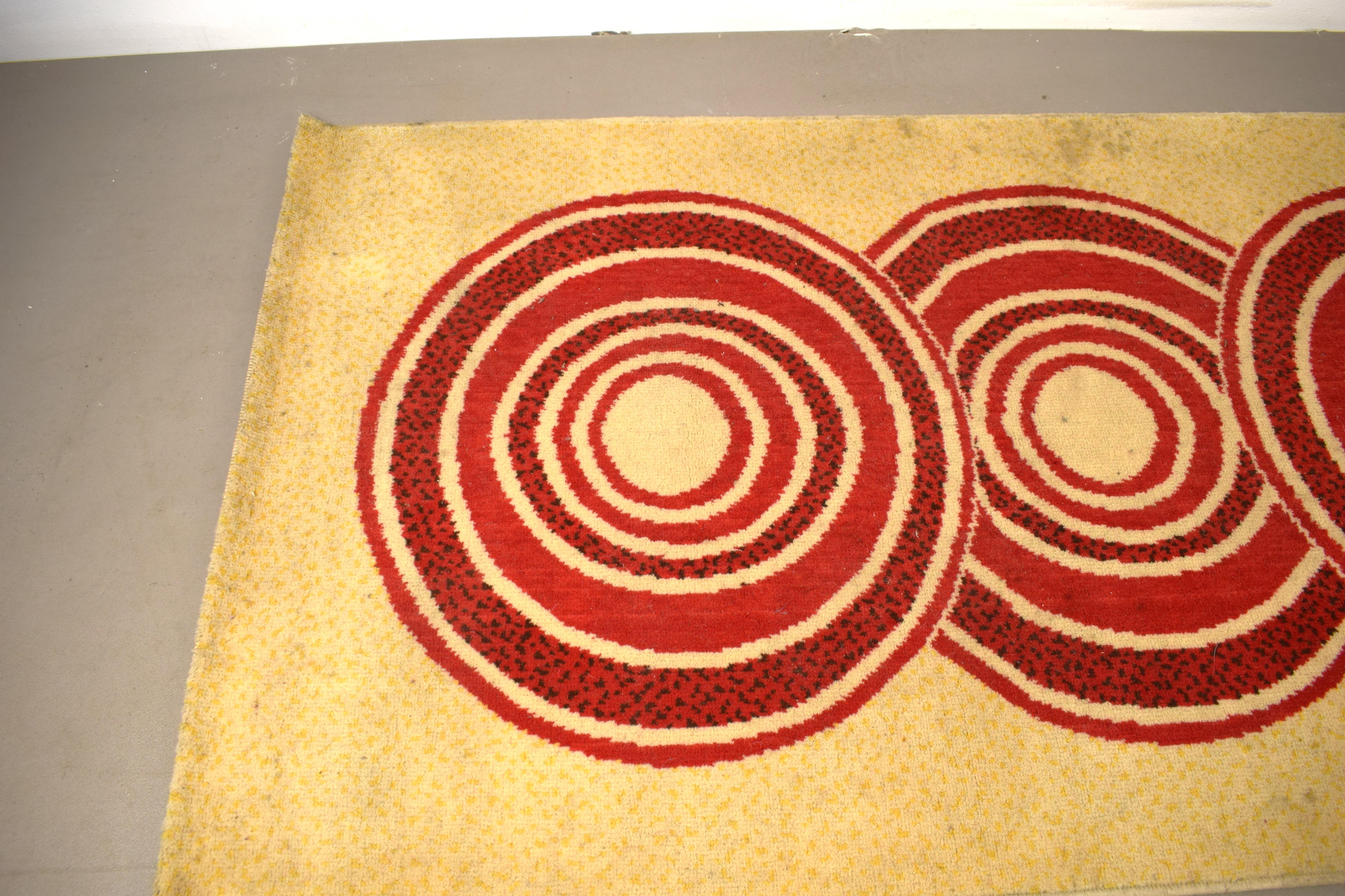 Magnifique tapis en laine de fabrication italienne datant des années 1970.
Parfait pour enrichir un salon, le style Full Spage Age était en vogue en Italie dans les années 1970.
Excellent état, seulement de petits signes du temps, pas de déchirures