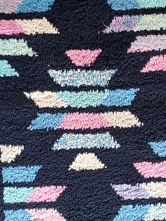 Tappeto in seta nero con disegni geometrici  anni ’70, Italia