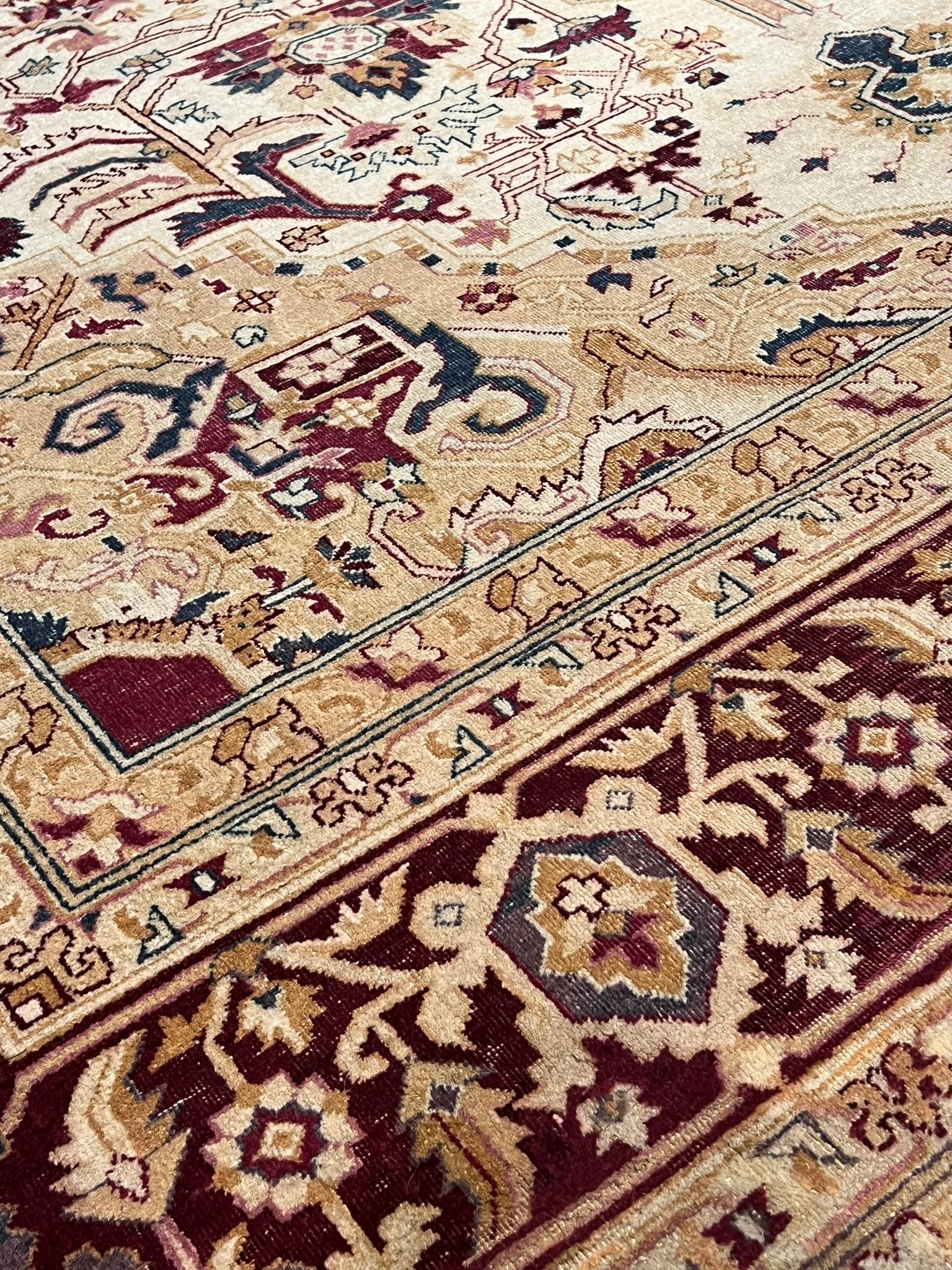 Tapis indien Amritsar du début du 20e siècle à fond clair et à motifs bordeaux et rose antique en vente 4