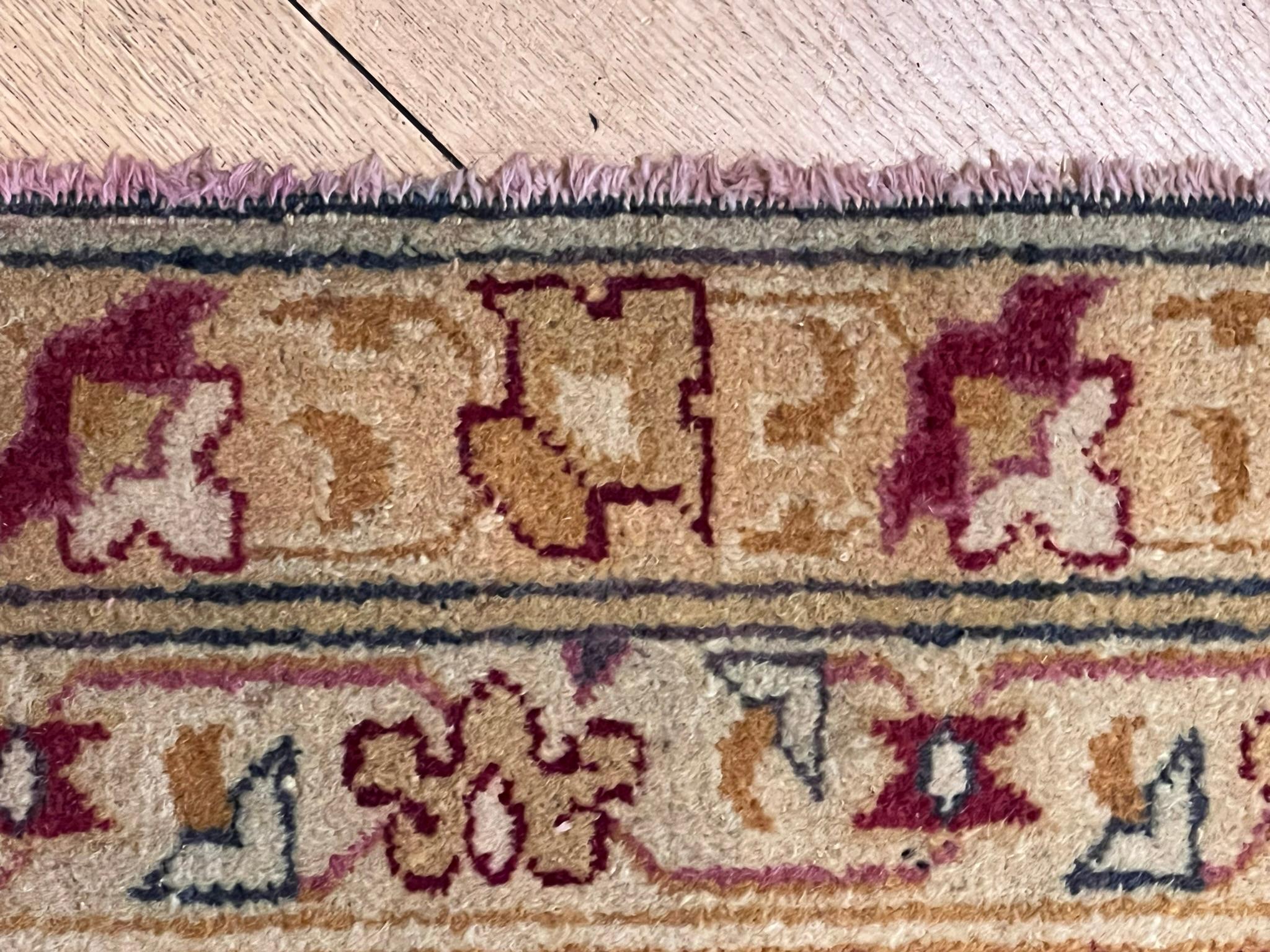 Agra Tapis indien Amritsar du début du 20e siècle à fond clair et à motifs bordeaux et rose antique en vente
