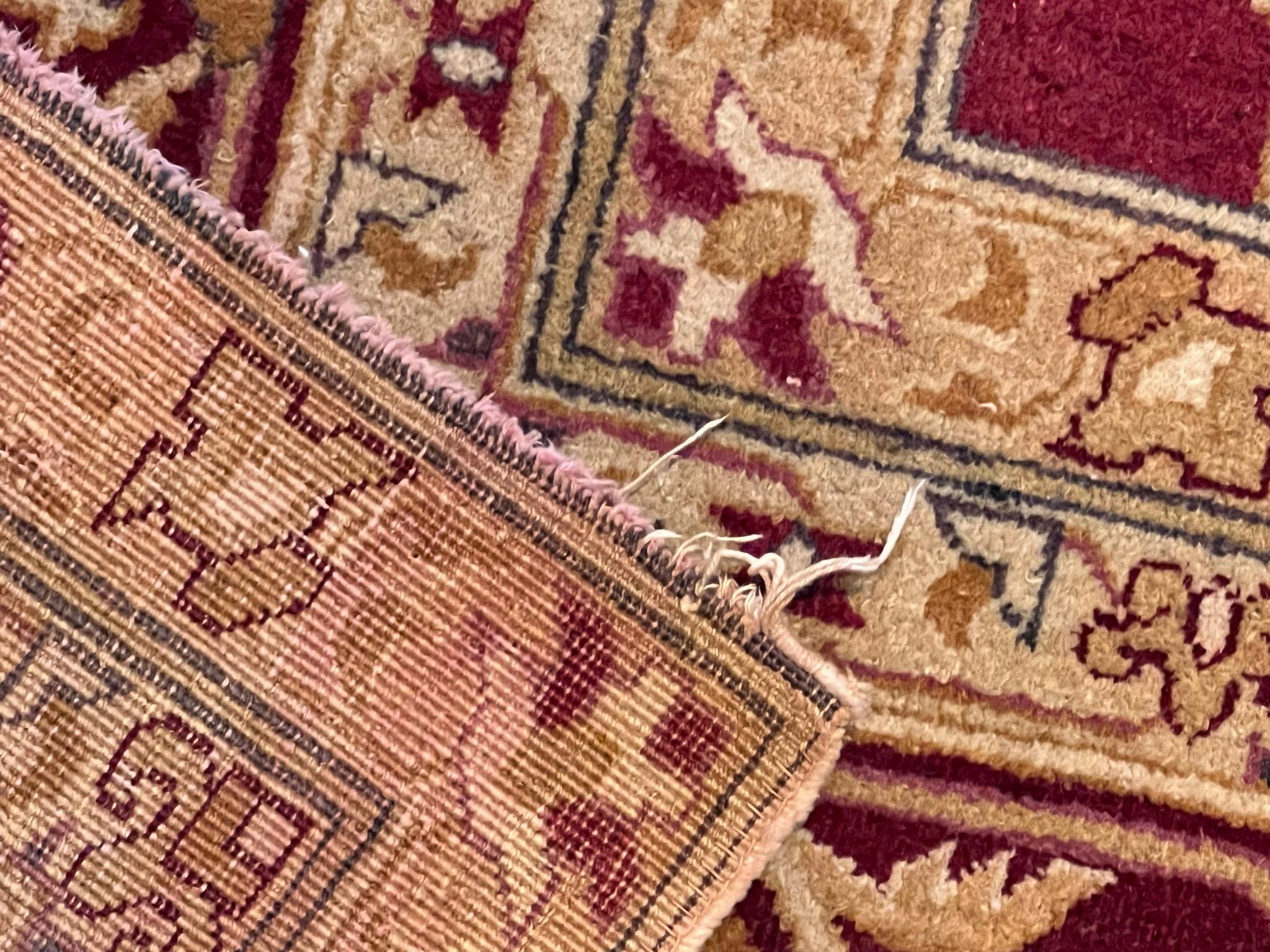 Indian Tapis indien Amritsar du début du 20e siècle à fond clair et à motifs bordeaux et rose antique en vente