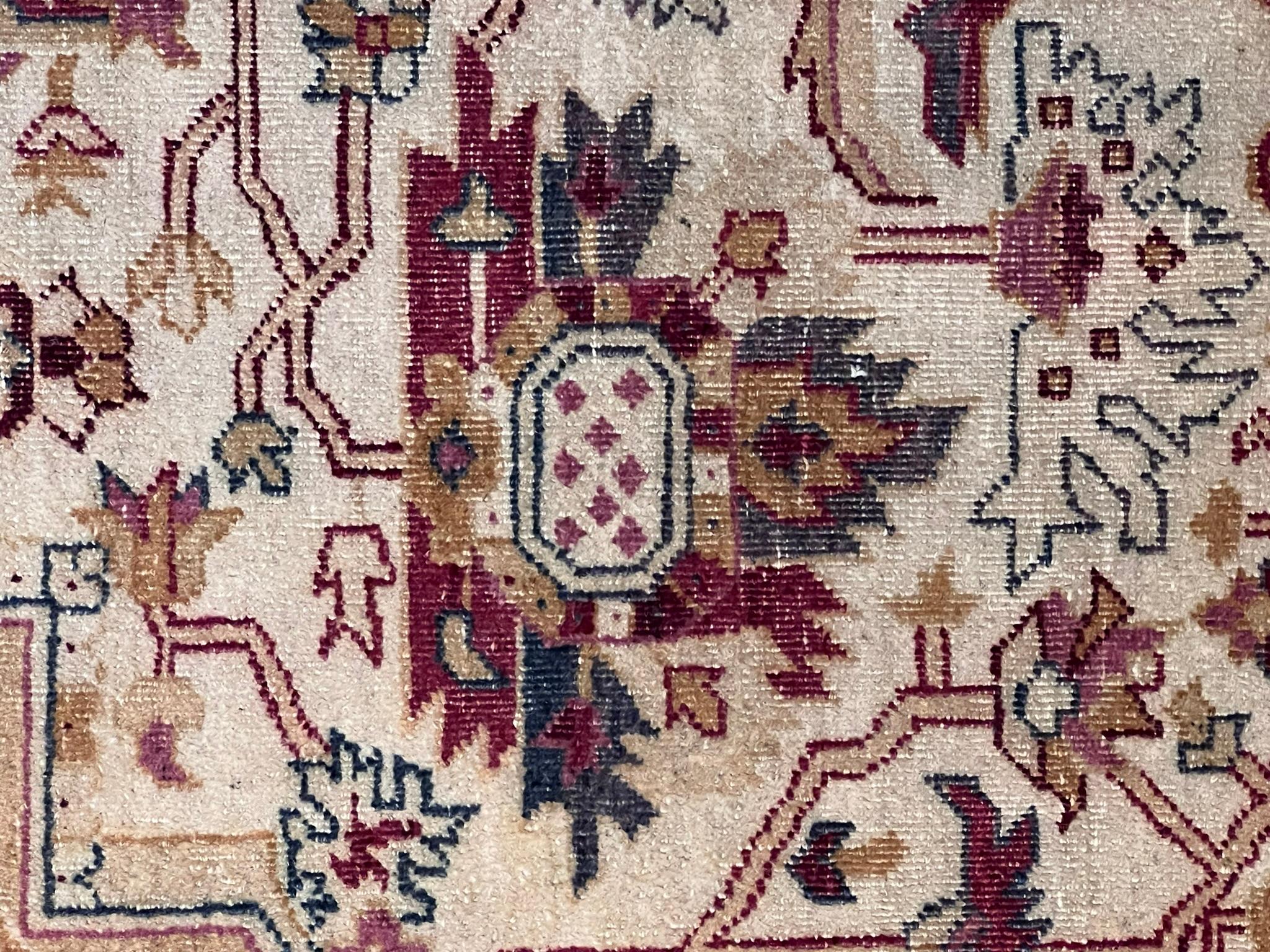 Fait main Tapis indien Amritsar du début du 20e siècle à fond clair et à motifs bordeaux et rose antique en vente