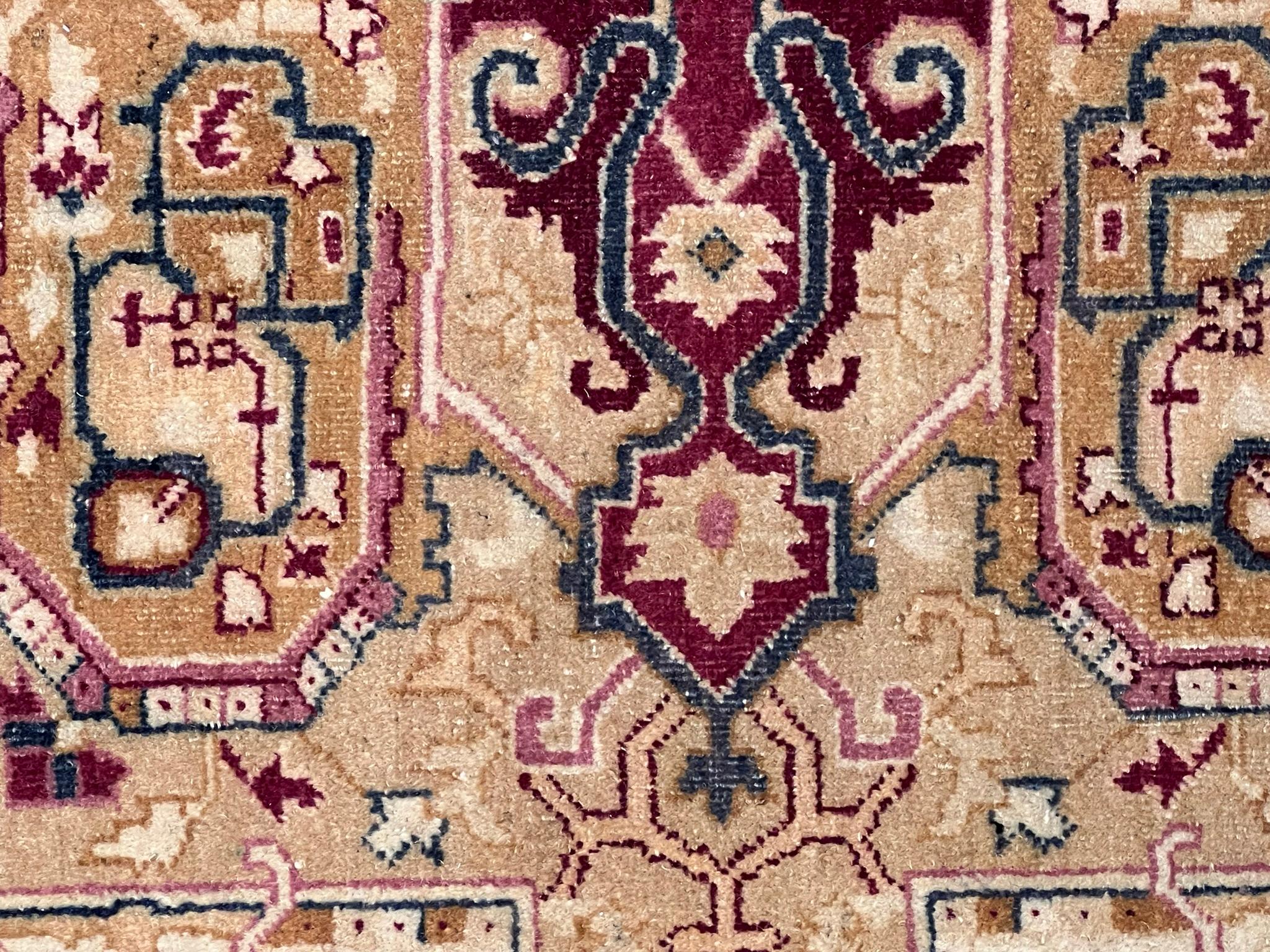 Tapis indien Amritsar du début du 20e siècle à fond clair et à motifs bordeaux et rose antique État moyen - En vente à Firenze, IT