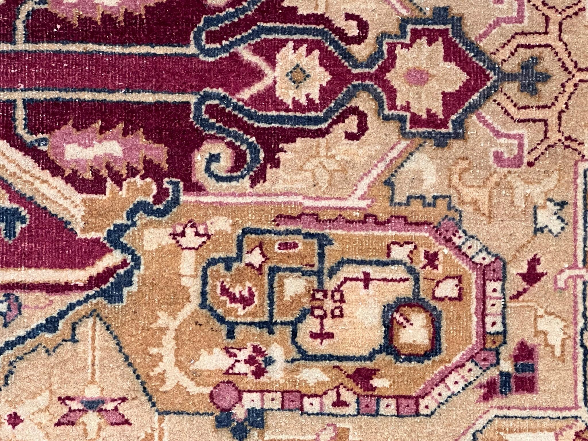 Early 20th Century Tapis indien Amritsar du début du 20e siècle à fond clair et à motifs bordeaux et rose antique en vente