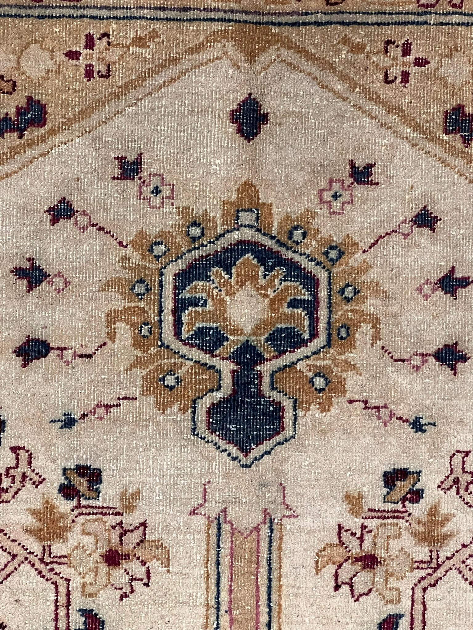 Laine Tapis indien Amritsar du début du 20e siècle à fond clair et à motifs bordeaux et rose antique en vente