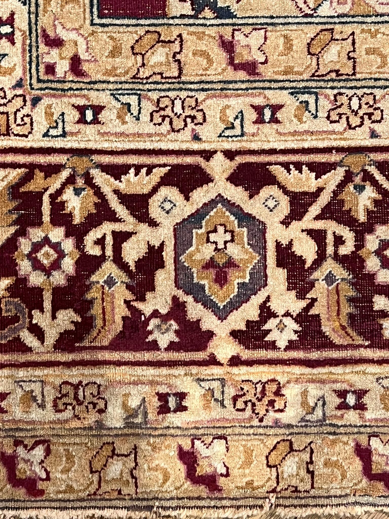 Tapis indien Amritsar du début du 20e siècle à fond clair et à motifs bordeaux et rose antique en vente 1