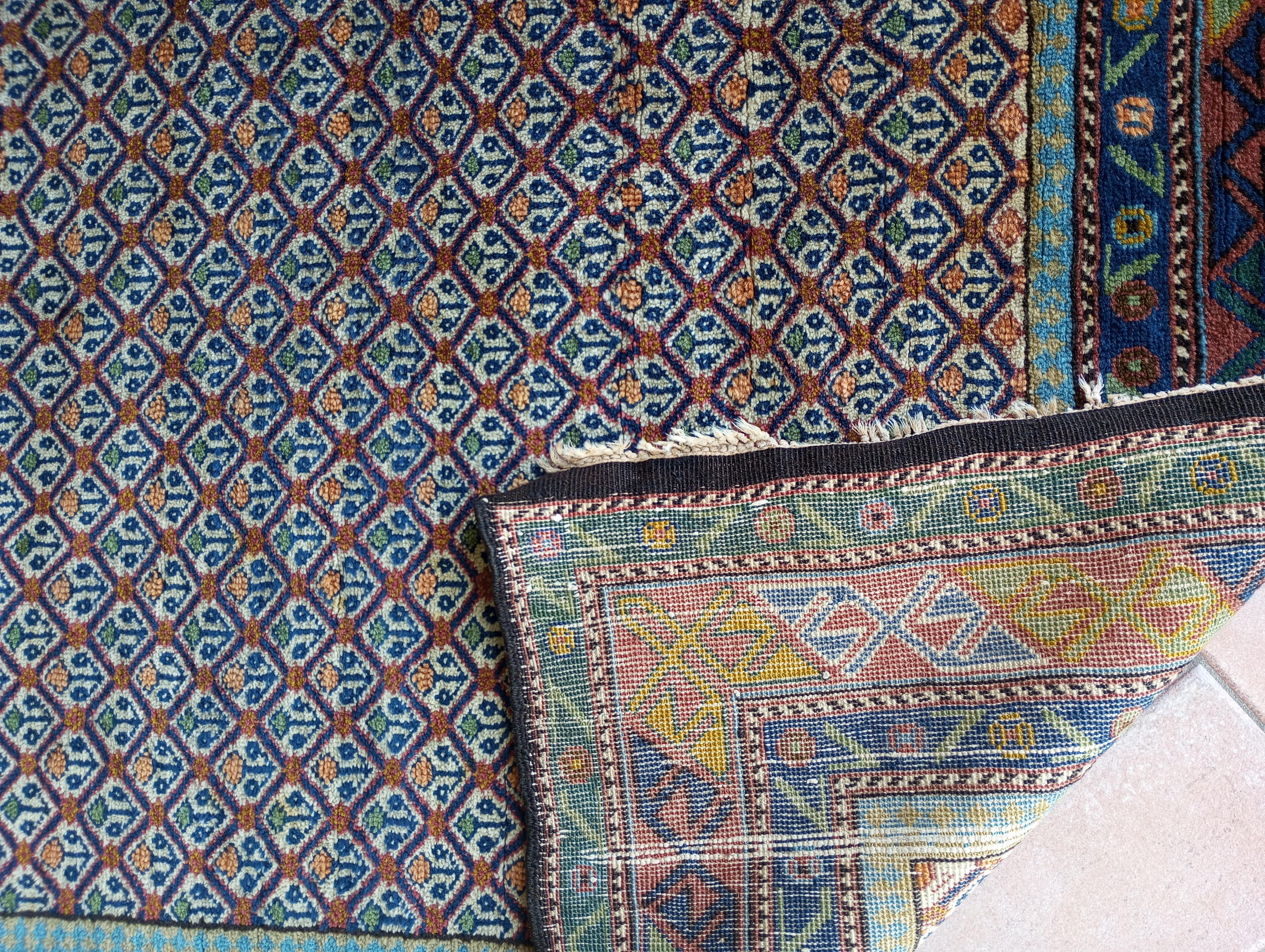 Indian hand-knotted wool rug 225 cm. x 128 cm. For Sale 5