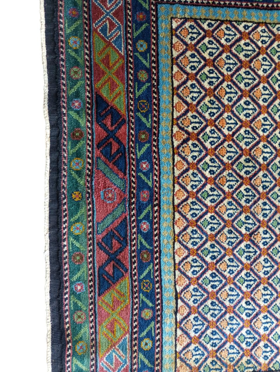 Indian hand-knotted pure wool rug with cotton warp and weft, size 225 cm. x 128 cm. Year of production 1920/30.
Description of reasons
The central design features a continuous pattern of small clear diamond shapes, each embellished with stylized