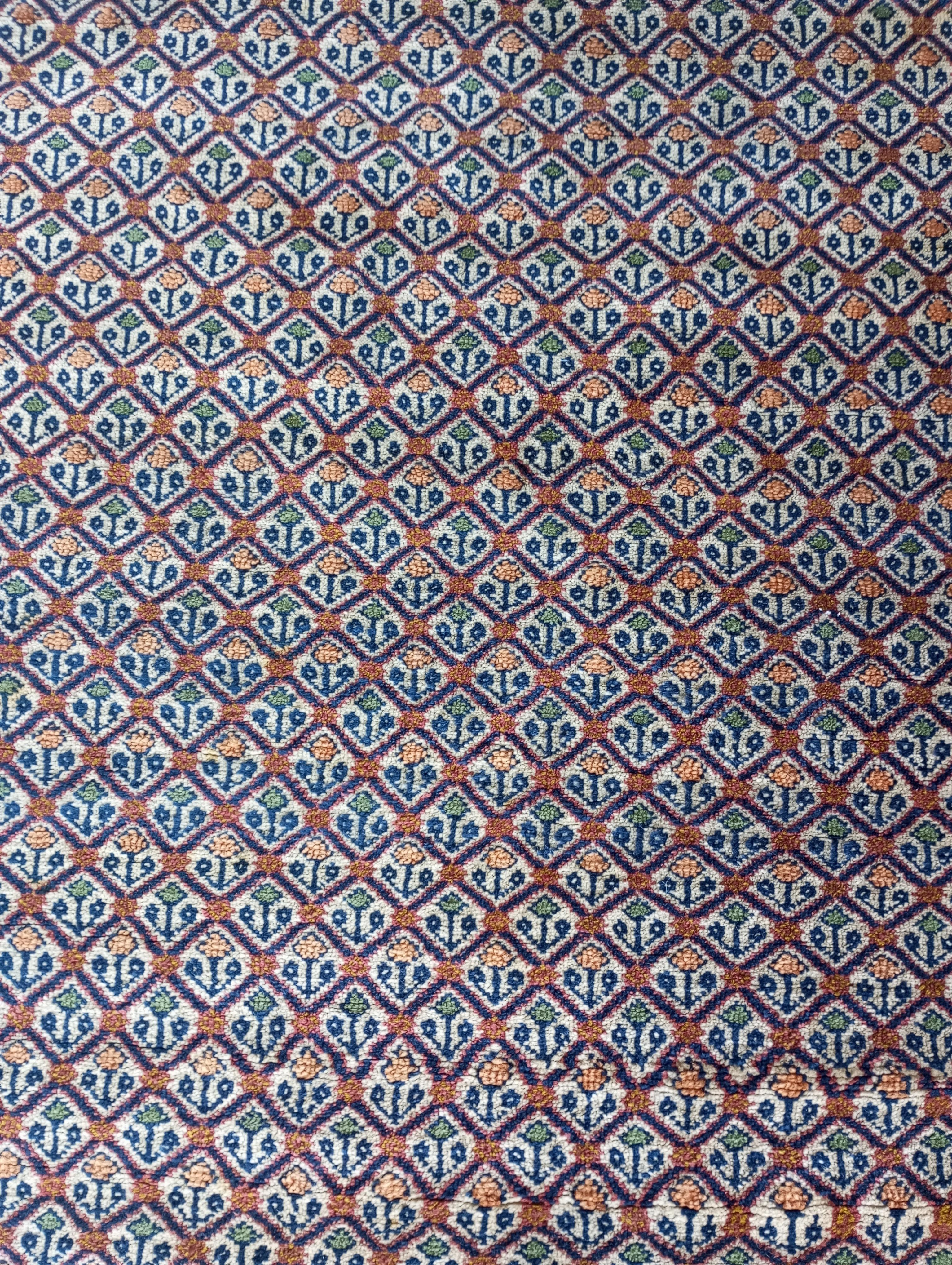 Indian hand-knotted wool rug 225 cm. x 128 cm. In Good Condition For Sale In Firenze, FI