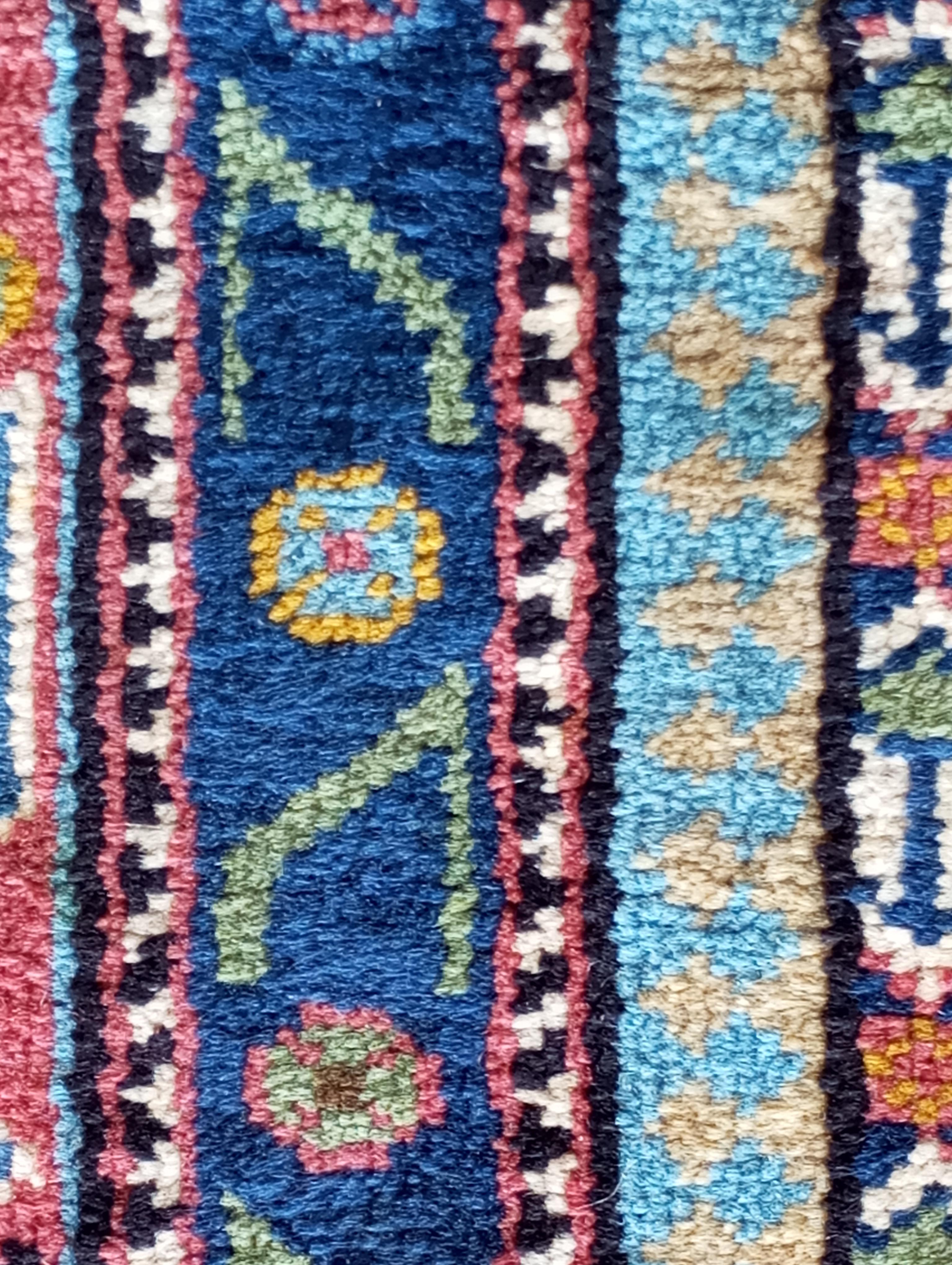 Indian hand-knotted wool rug 225 cm. x 128 cm. For Sale 1