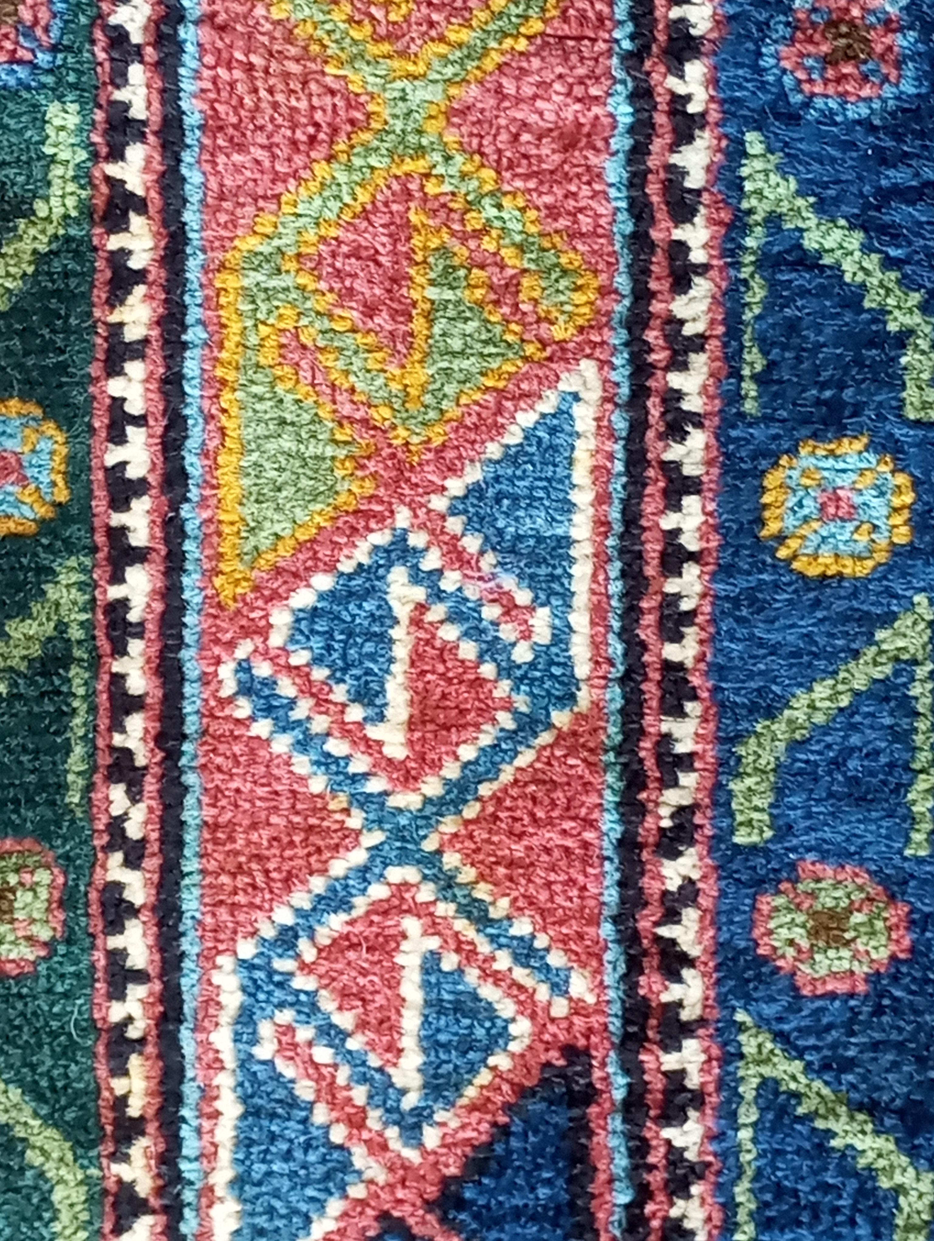 Indian hand-knotted wool rug 225 cm. x 128 cm. For Sale 2