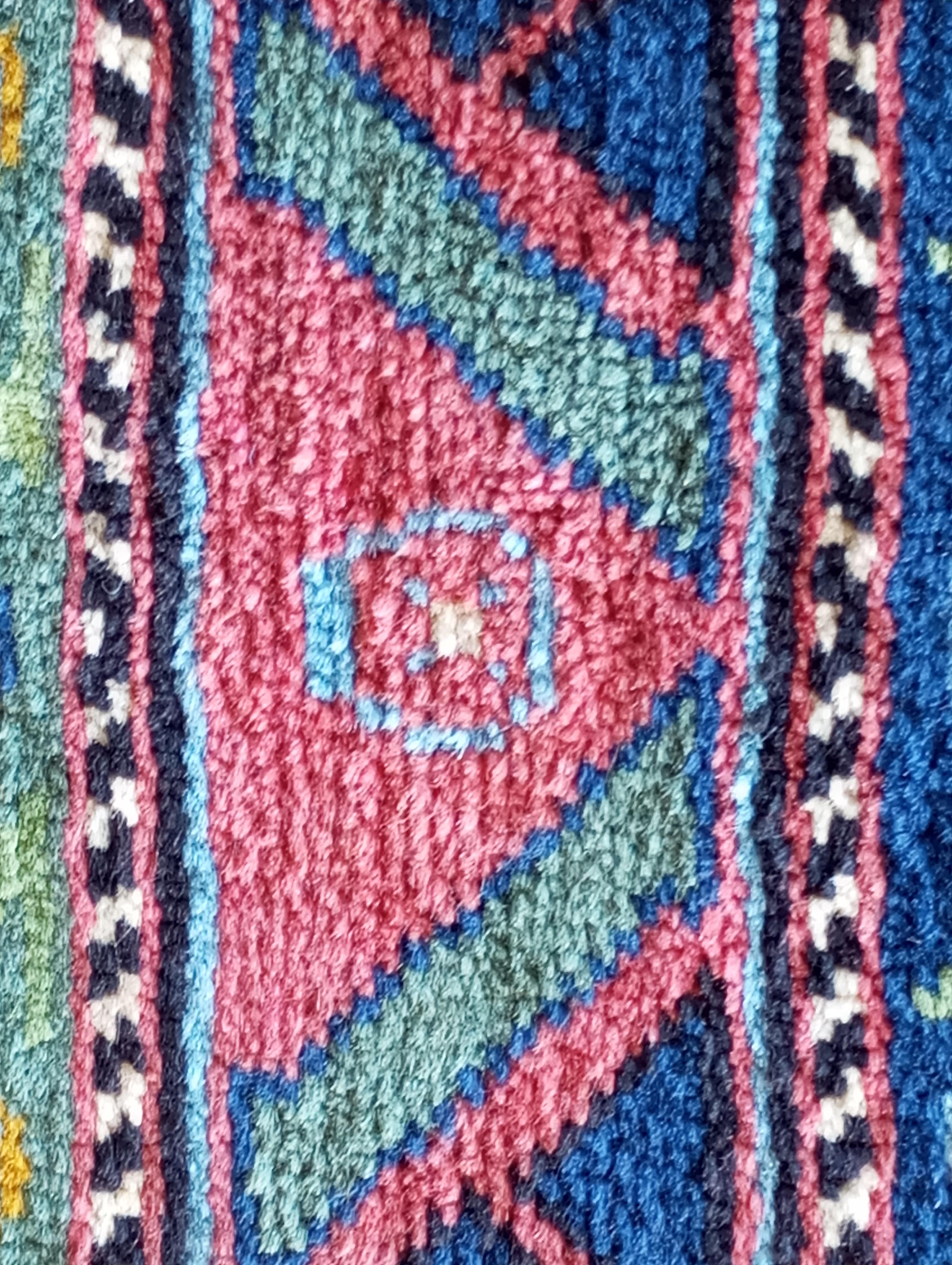 Indian hand-knotted wool rug 225 cm. x 128 cm. For Sale 3
