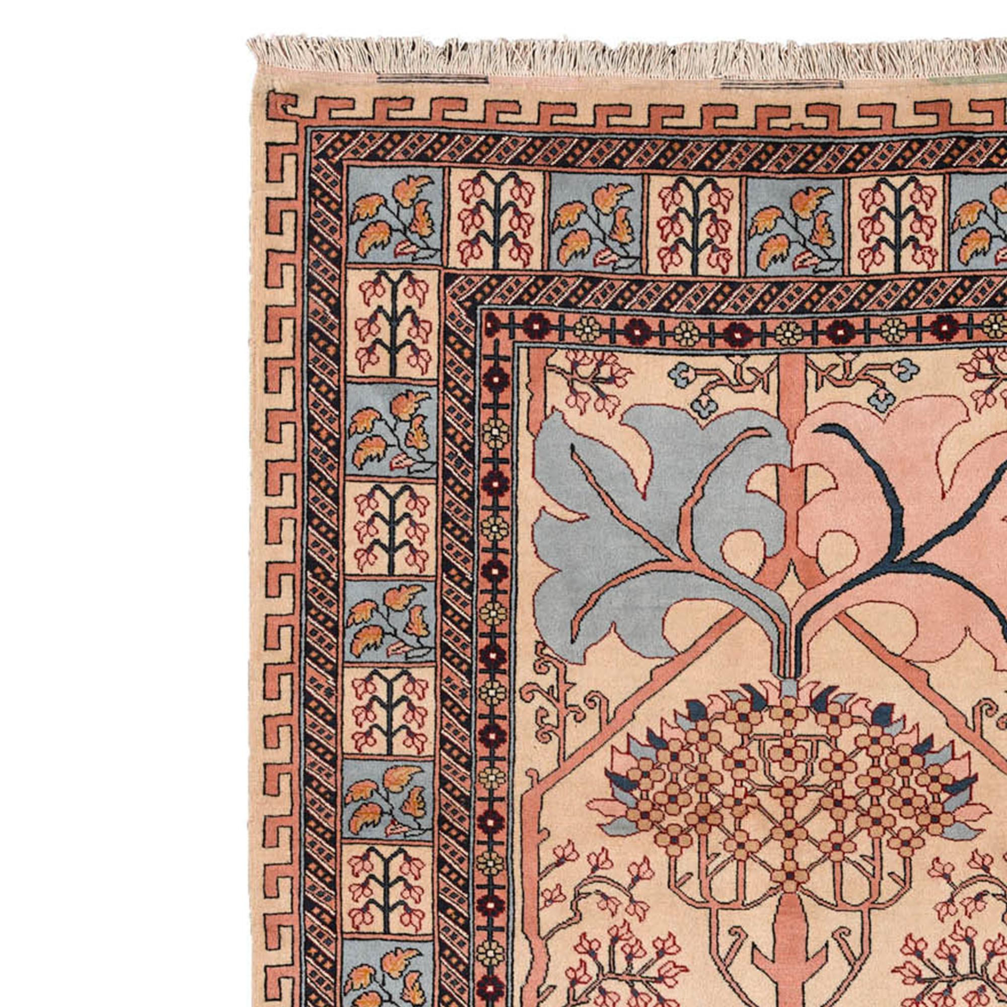 Handgeknüpfter Sarouk-Teppich, Iran, 20. Jahrhundert. Es zeigt ein raffiniertes florales Motiv mit dem Lebensbaum, dem Symbol für Wachstum und Kontinuität, umrahmt von eleganten Pflanzendetails in Blau-, Rosa- und Beigetönen. Die Außenbordüre ist