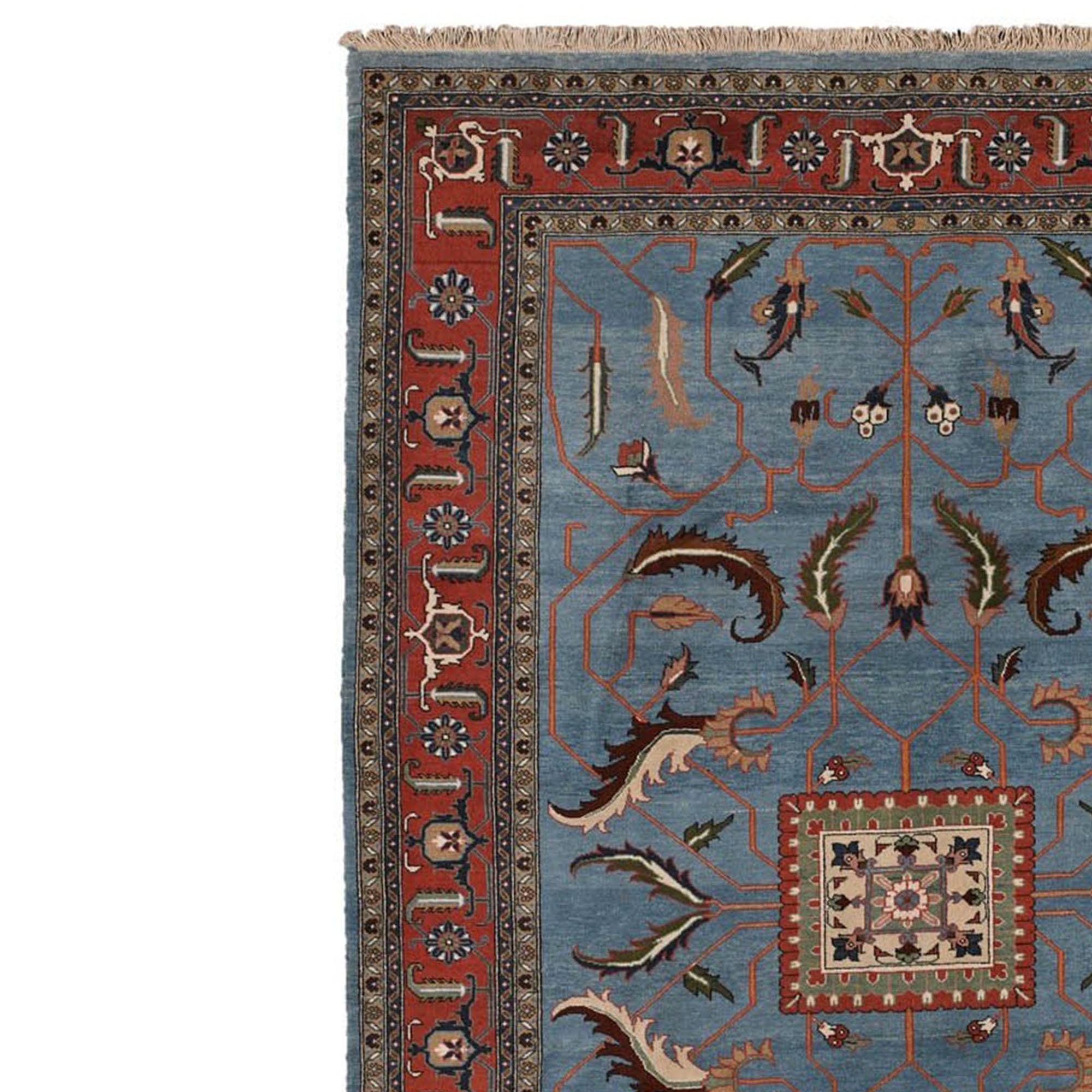 Der Teppich hat iranische Ursprünge. Die Oberfläche zeigt stilisierte Motive mit Arabesken und geometrischen Figuren, einen Rahmen mit klar definierten Details. Der vorherrschende Farbton ist Blau, aber es gibt eine Umrandung in einem entsättigten