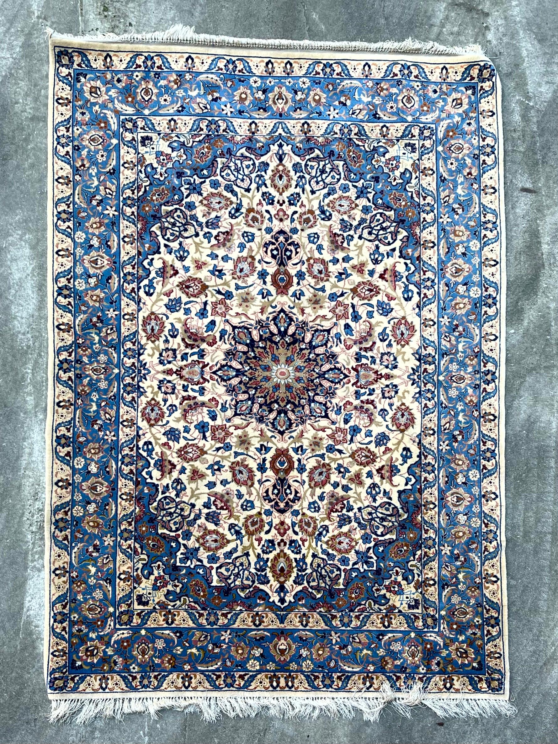 Tappeto Lana Misto seta

Descrizione:
Tappeto Isfahan lana misto seta fondo chiaro con dettagli blu, decoro a rosone floreale centrale.
Il Tappeto è in ottime condizioni come da foto.

Misure (cm):
157*105.