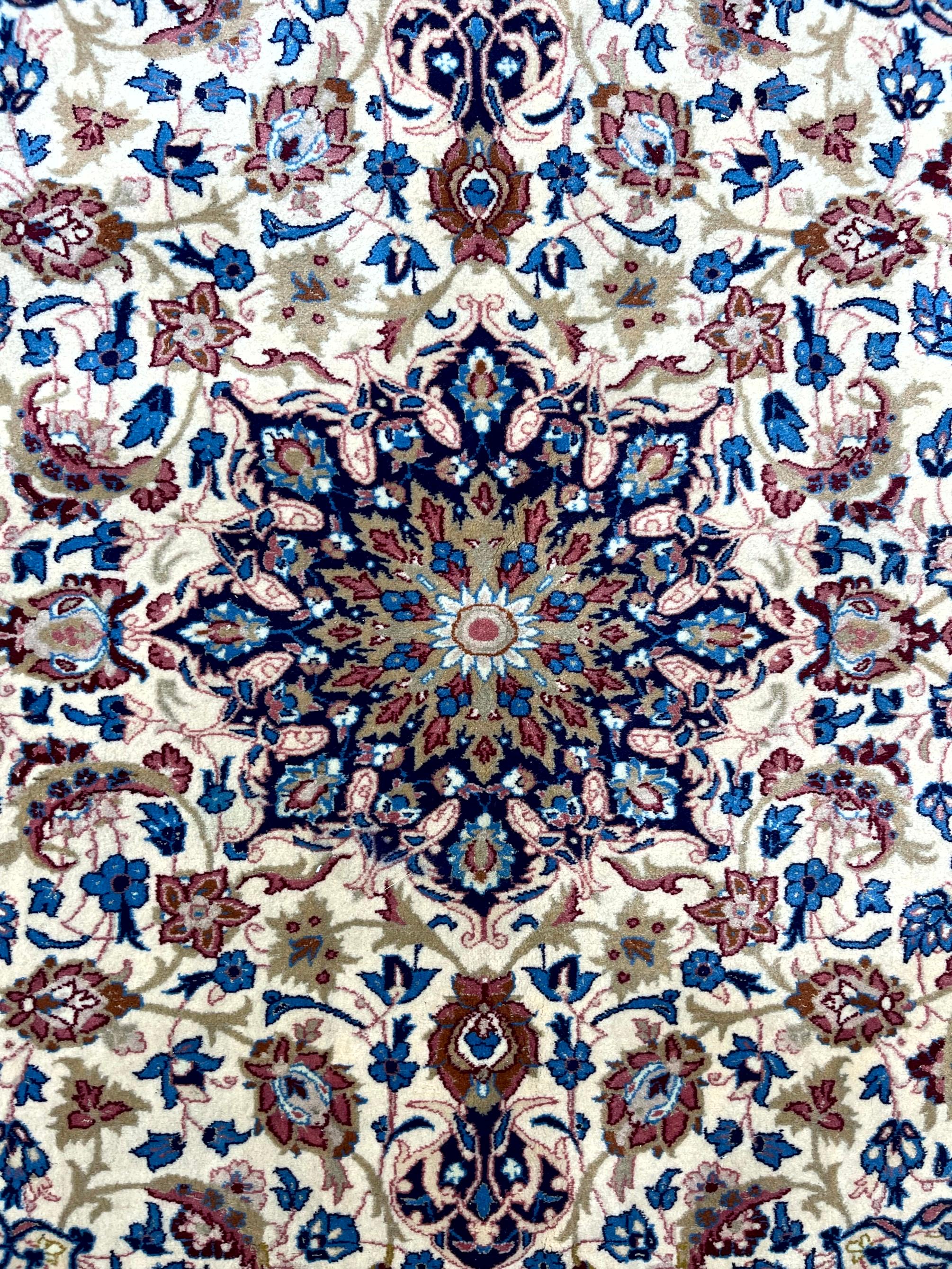 Asian Tappeto Isfahan Lana Misto Seta Fondo Beige E Blu XX Secolo For Sale