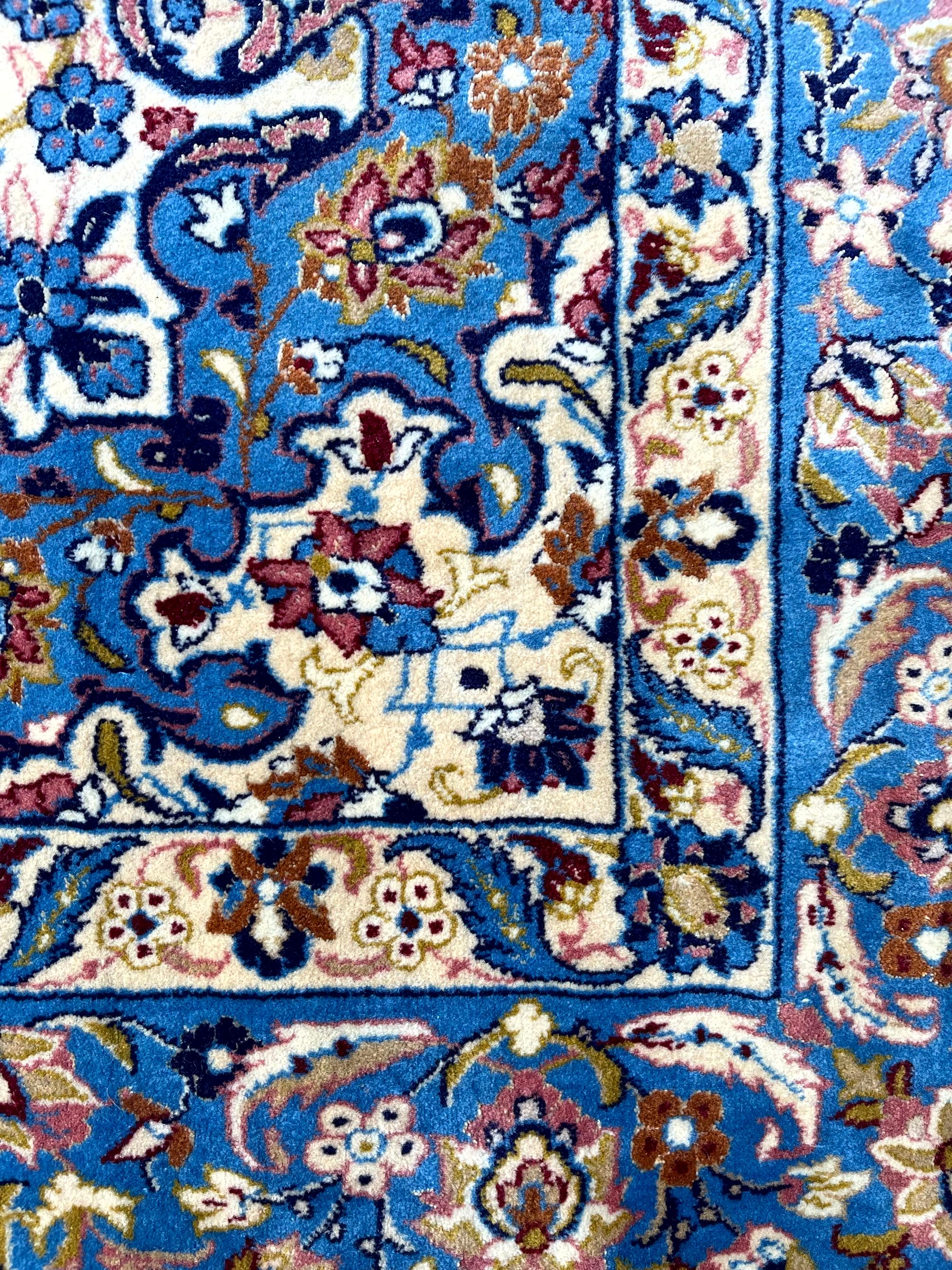 Tappeto Isfahan Lana Misto Seta Fondo Beige E Blu XX Secolo (Mitte des 20. Jahrhunderts) im Angebot