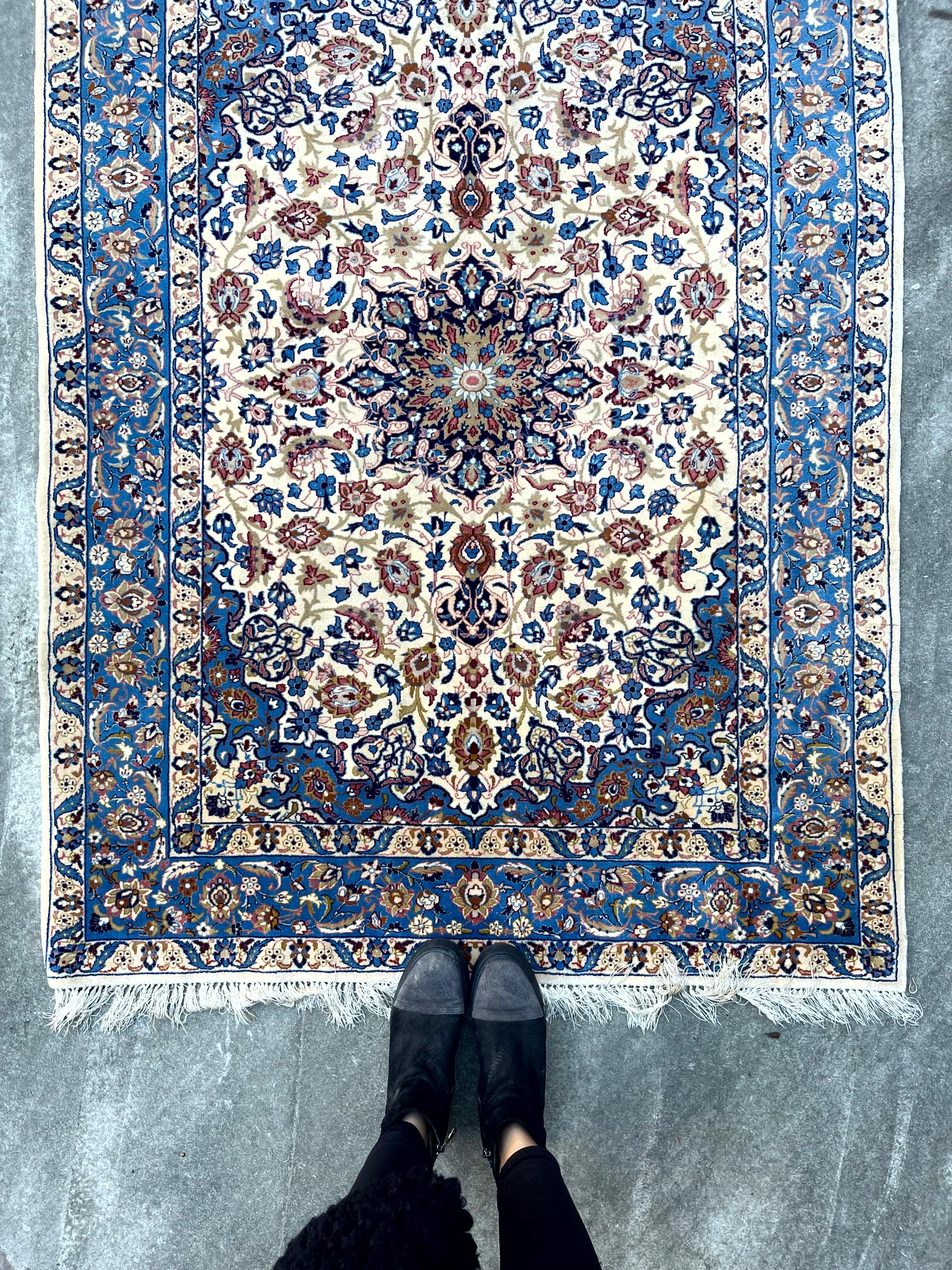 Tappeto Isfahan Lana Misto Seta Fondo Beige E Blu XX Secolo im Angebot 1
